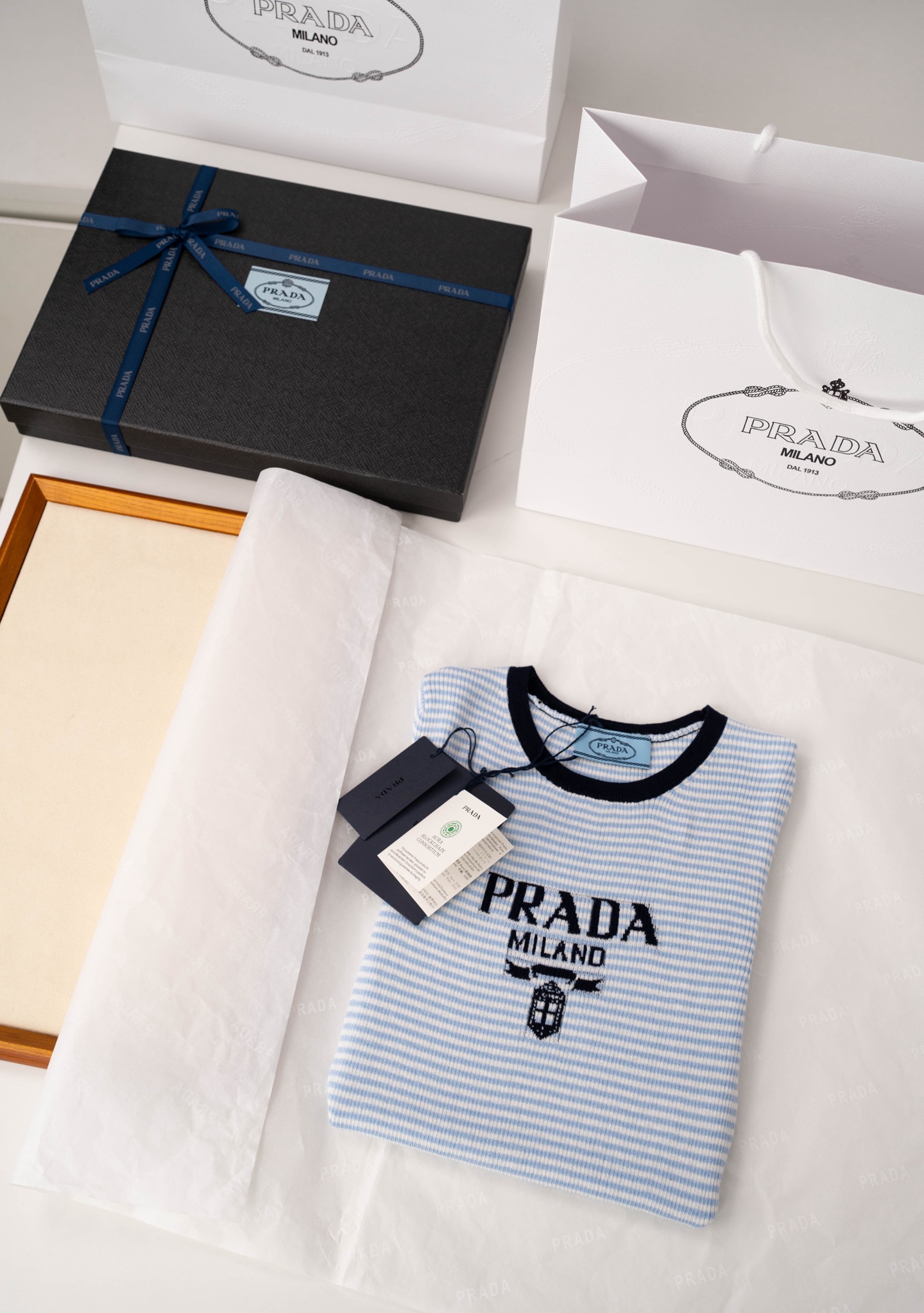 Свитер Prada с полосками и логотипом