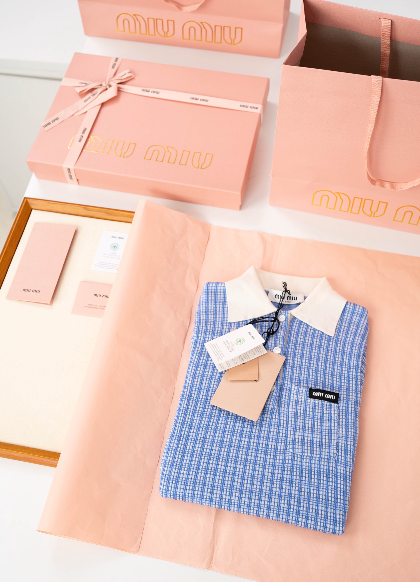 Блузка MIU MIU с воротником и нашивкой