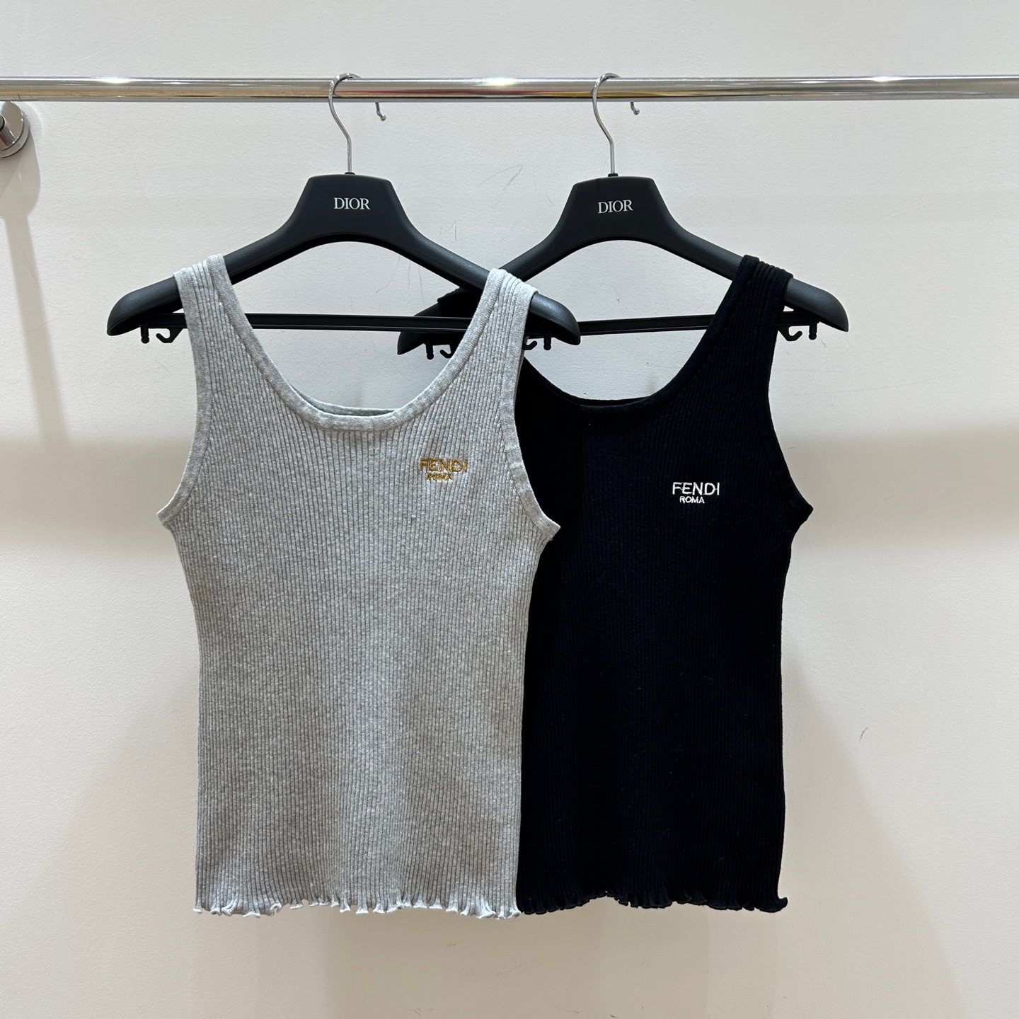 NO:320485,FF Home!  Higher version!  Chest embroidered letter logo pattern pit stripes to make you look slim and wavy vest!  Complete three standards!  Two colors!  S/M/L, shipped in stock!  (M size bust 70 garment length 55), fendi, alexander wang19860909FF家！高版本！胸口刺绣字母logo图案坑条纹显瘦波浪边背心！三标齐全！两色！码数S/M/L,现货发！(M码胸围70衣长55),,fendi,alexander wang,Women's clothing