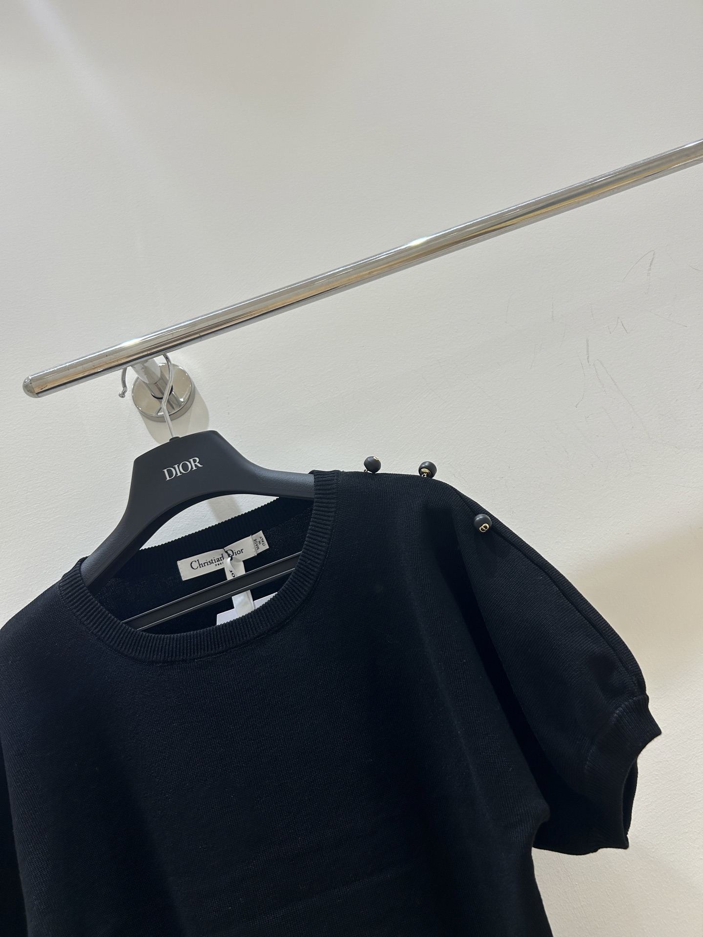 Dior 
2025 早秋新款 泡泡袖短袖针织上衣 上身高级精致 下半身搭配半裙非常仙女 
码数：SML