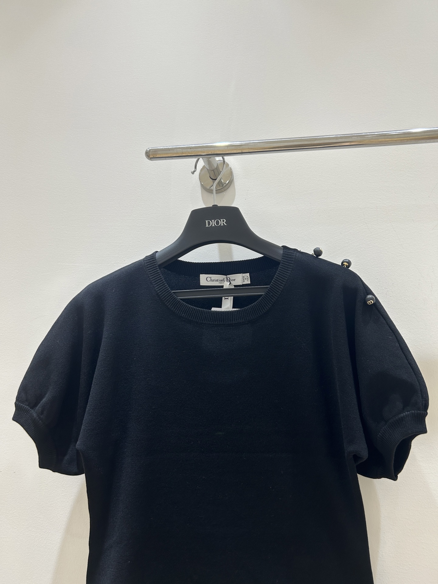Dior 
2025 早秋新款 泡泡袖短袖针织上衣 上身高级精致 下半身搭配半裙非常仙女 
码数：SML
