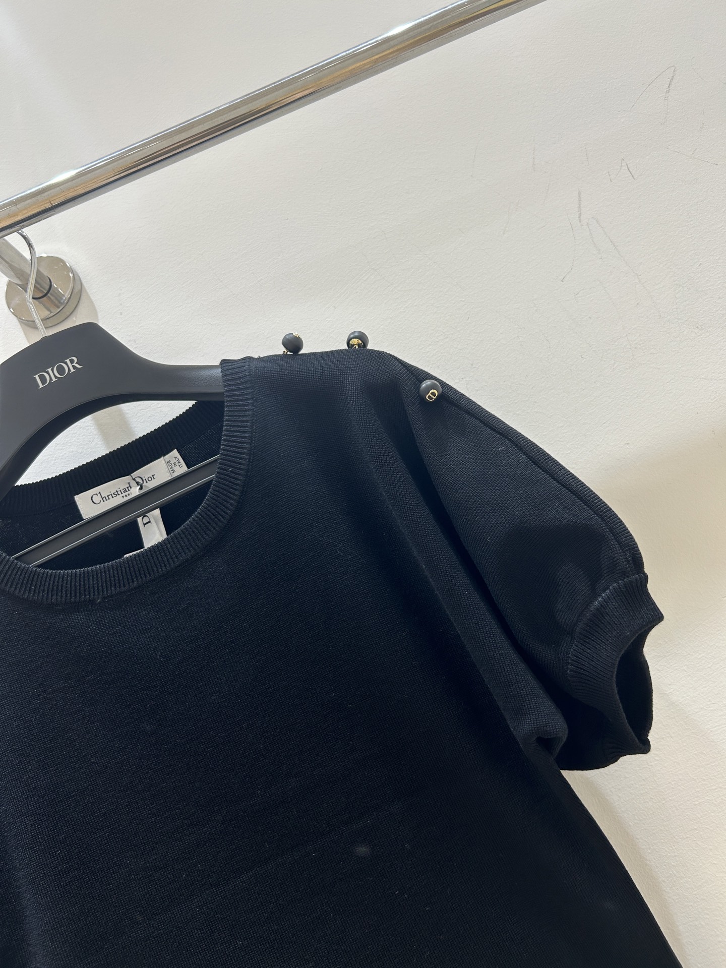 Dior 
2025 早秋新款 泡泡袖短袖针织上衣 上身高级精致 下半身搭配半裙非常仙女 
码数：SML