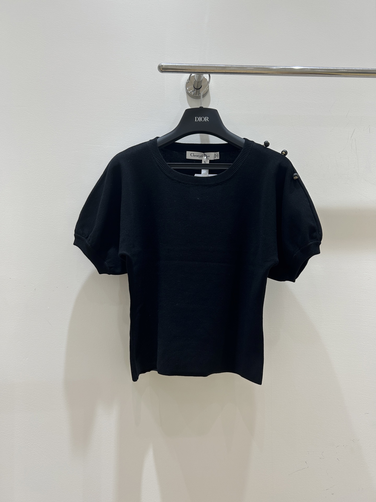 Dior 
2025 早秋新款 泡泡袖短袖针织上衣 上身高级精致 下半身搭配半裙非常仙女 
码数：SML