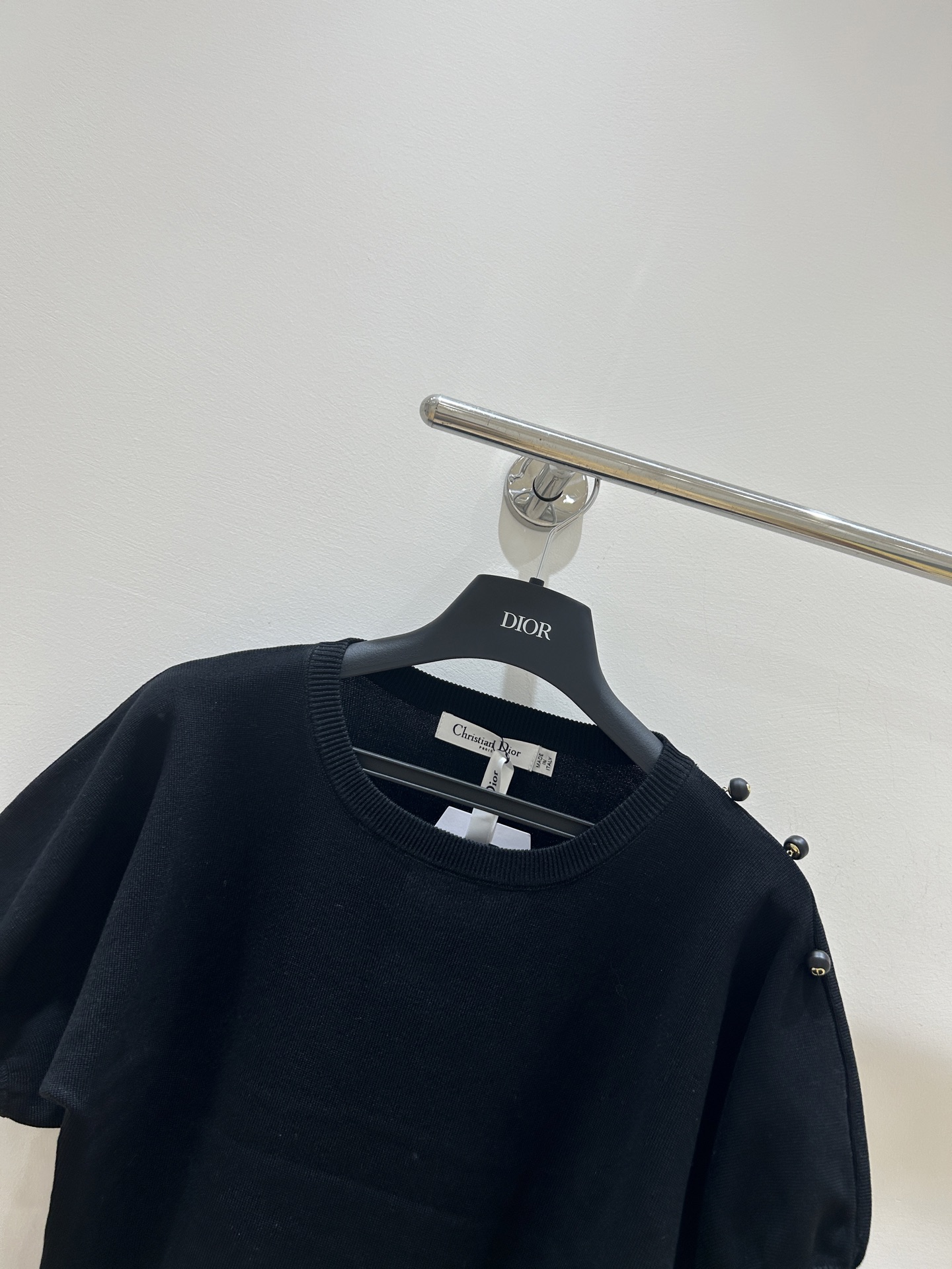 Dior 
2025 早秋新款 泡泡袖短袖针织上衣 上身高级精致 下半身搭配半裙非常仙女 
码数：SML