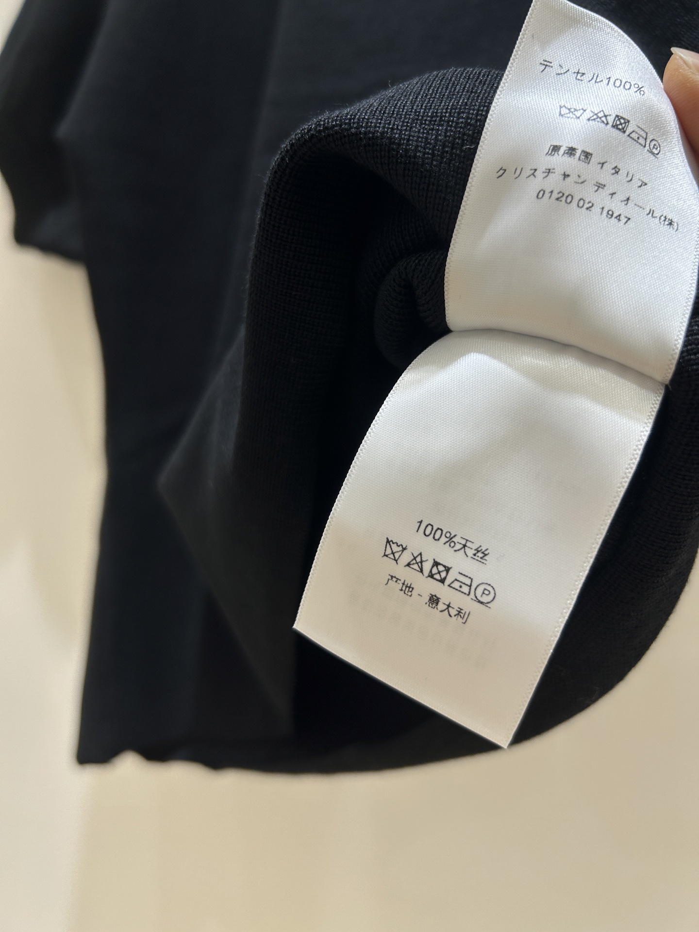Dior 
2025 早秋新款 泡泡袖短袖针织上衣 上身高级精致 下半身搭配半裙非常仙女 
码数：SML