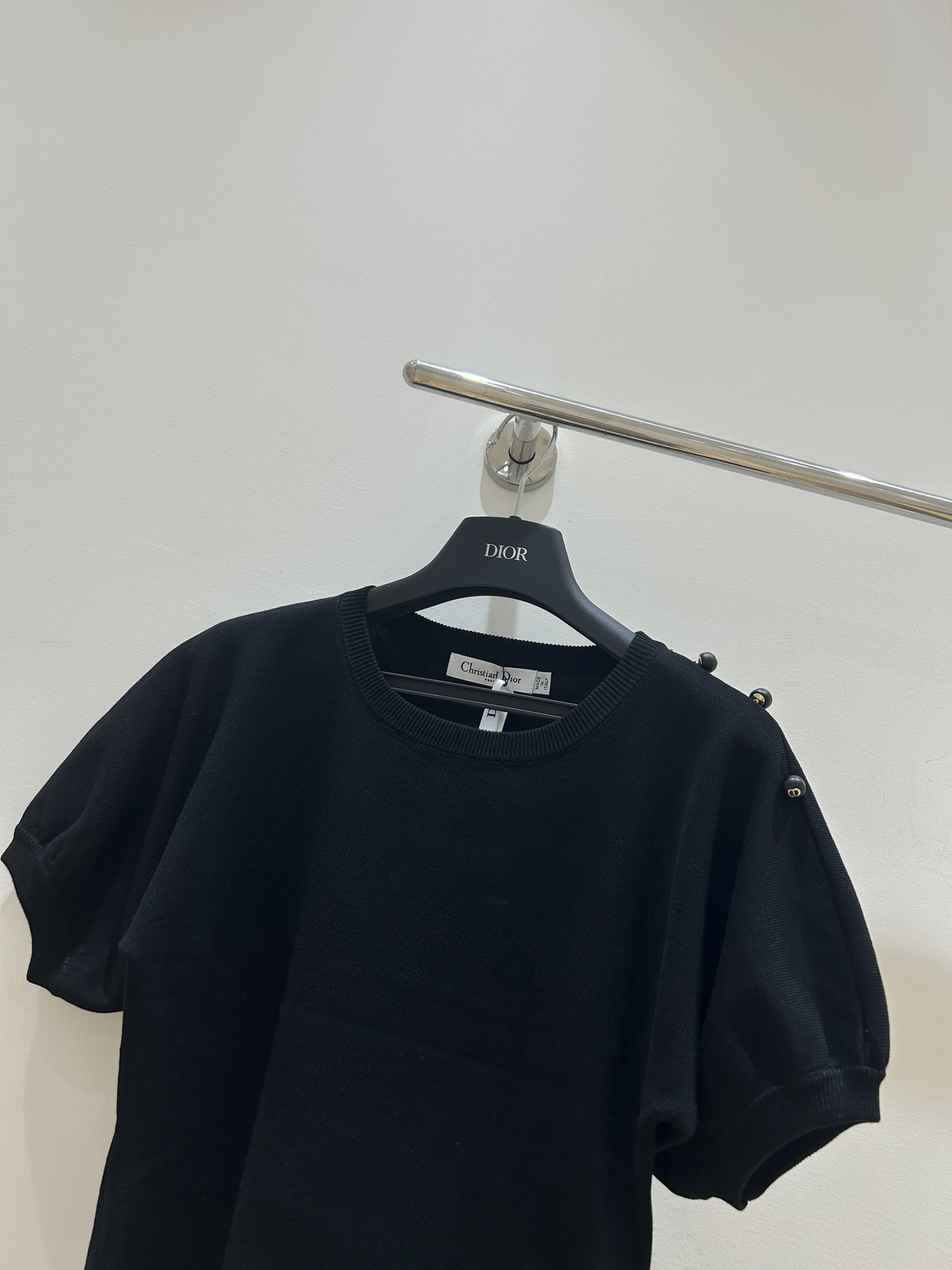 Dior 
2025 早秋新款 泡泡袖短袖针织上衣 上身高级精致 下半身搭配半裙非常仙女 
码数：SML