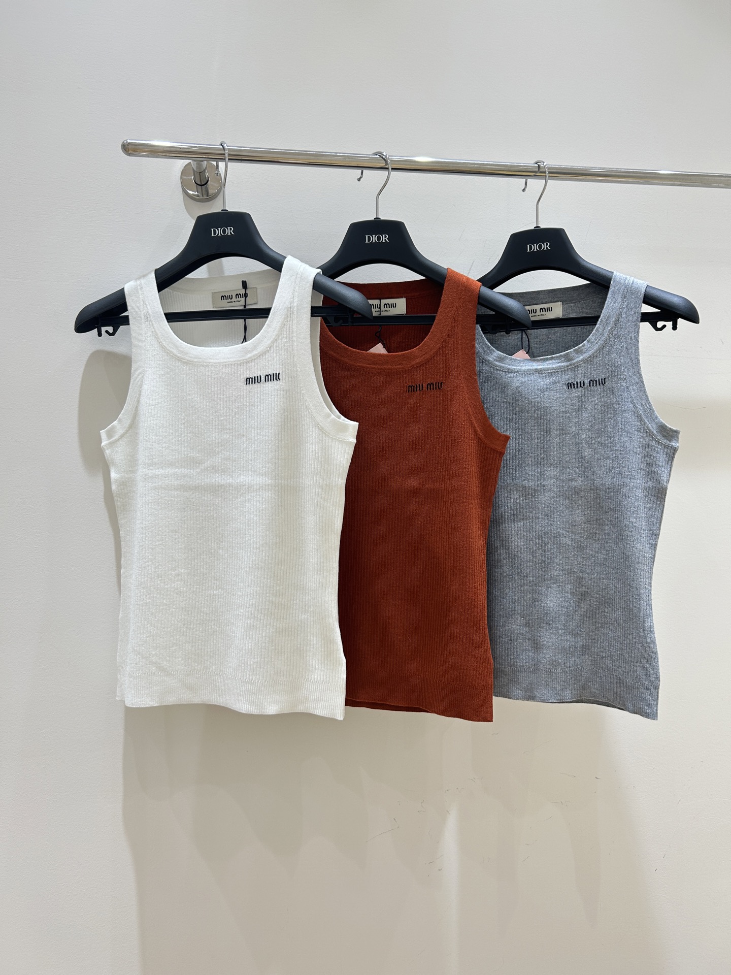 NO:453475,Miumiu's new model is available. A must-have knitted vest in early autumn, gentle and versatile!  Three colors are available in classic white, retro red and high-end gray, each piece is full of texture. Whether it is worn alone or in the inner layer, you can easily hold various styles. When you go out, you can match jeans, which are casual and fashionable; when you pair them with loose pants at home, it is very comfortable. The delicate knitted texture is skin-friendly and soft, so you don’t want to take them off when you wear them. This season, let these vests contract your closet!  SML spot shipment, miumiu, jeans, alexander wang19860909miumiu新款上新 初秋必备的针织背心,温柔又百搭！ 三色可选经典白、复古红、高级灰,每一件都质感满满.无论是单穿还是内搭,都能轻松hold住各种风格. 外出搭配牛仔裤,休闲又时髦；居家搭配宽松裤,舒适感爆棚. 细腻的针织纹理,亲肤柔软,穿上就不想脱下来. 这个季节,让这几件背心承包你的衣橱吧！ SML现货发,,miumiu,jeans,alexander wang,Women's clothing