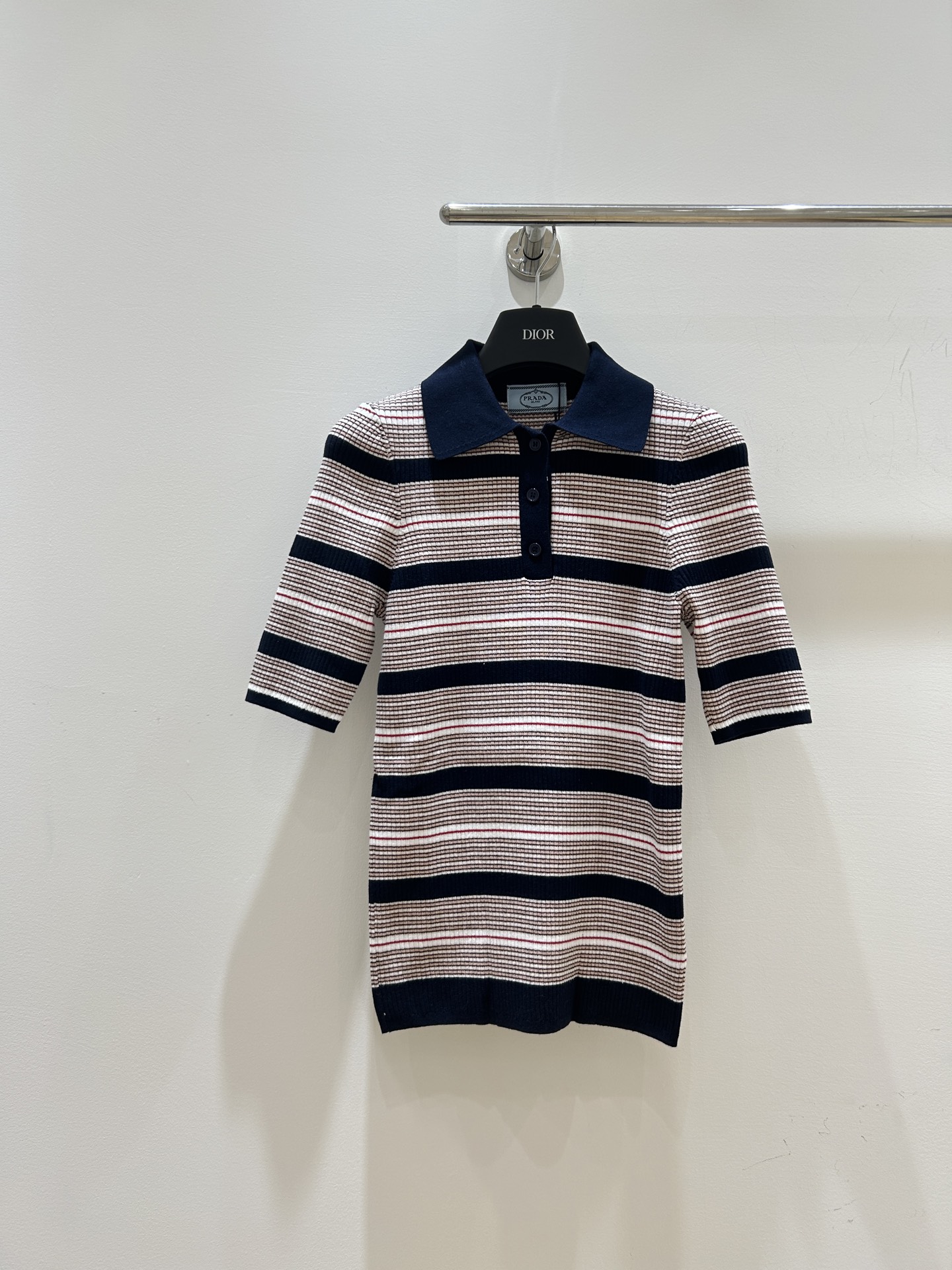 NO:591759,Prada’s new model is in stock and this striped knitted Polo shirt really impresses me!  The retro plaid design is paired with warm caramel color, and the upper body instantly transforms into the heroine of a Korean drama, gentle and elegant. The details of the collar and cuffs are superb, and the sense of sophistication is perfect!  Whether paired with jeans or a skirt, it can be easily worn and is perfect for commuting or dating. The fabric is soft and comfortable, skin-friendly and breathable, and you won’t want to take it off when you put it on. This autumn, it must have a place in your wardrobe!  Sisters, hurry up and you won’t lose money by investing in shares!  ,,prada,skirts,jeans,alexander wang19860909普拉达新款上新现货发,这件条纹针织Polo衫真的太戳我了！复古的格纹设计搭配温暖的焦糖色,上身秒变韩剧女主,温柔又气质.领口和袖口的细节处理超赞,精致感满分！无论是搭配牛仔裤还是半身裙,都能轻松驾驭,通勤或约会穿都超合适.而且面料柔软舒适,亲肤透气,穿上就不想脱下来.这个秋天,衣橱里必须有它的一席之地！姐妹们快冲,入股不亏！,,prada,skirts,jeans,alexander wang,Women's clothing