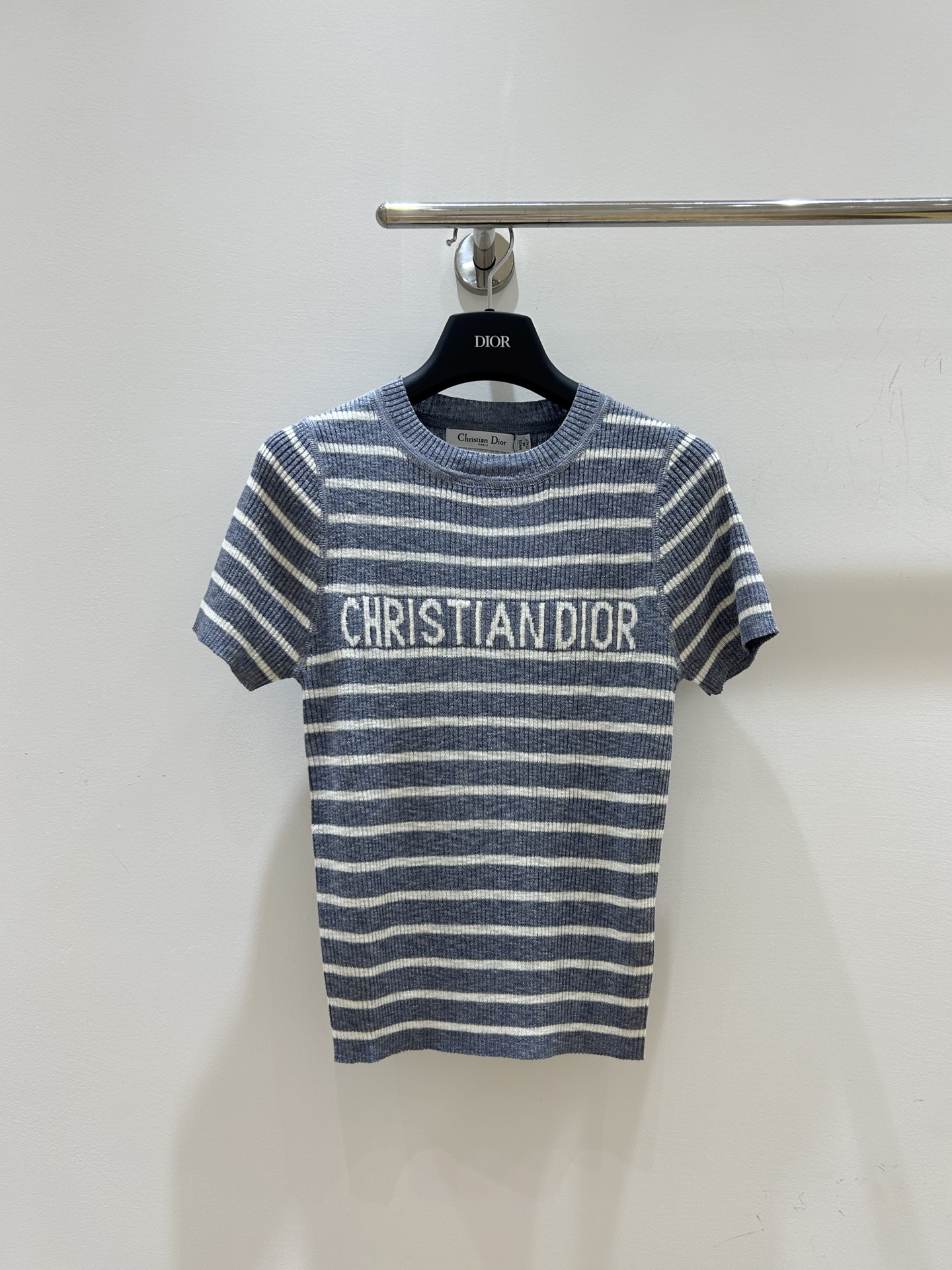 NO:577410,'25 new styles in stock! Dior Dior classic striped letter short sleeves, linen material, round neck knitted, simple and fashionable, showing high-end taste.',, dior, dior, T-shirt, alexander wang19860909'25新款现货！Dior迪奥经典条纹字母短袖,亚麻材质,圆领针织,简约时尚,尽显高端品味.',,dior,dior,T-shirt,alexander wang,Women's clothing