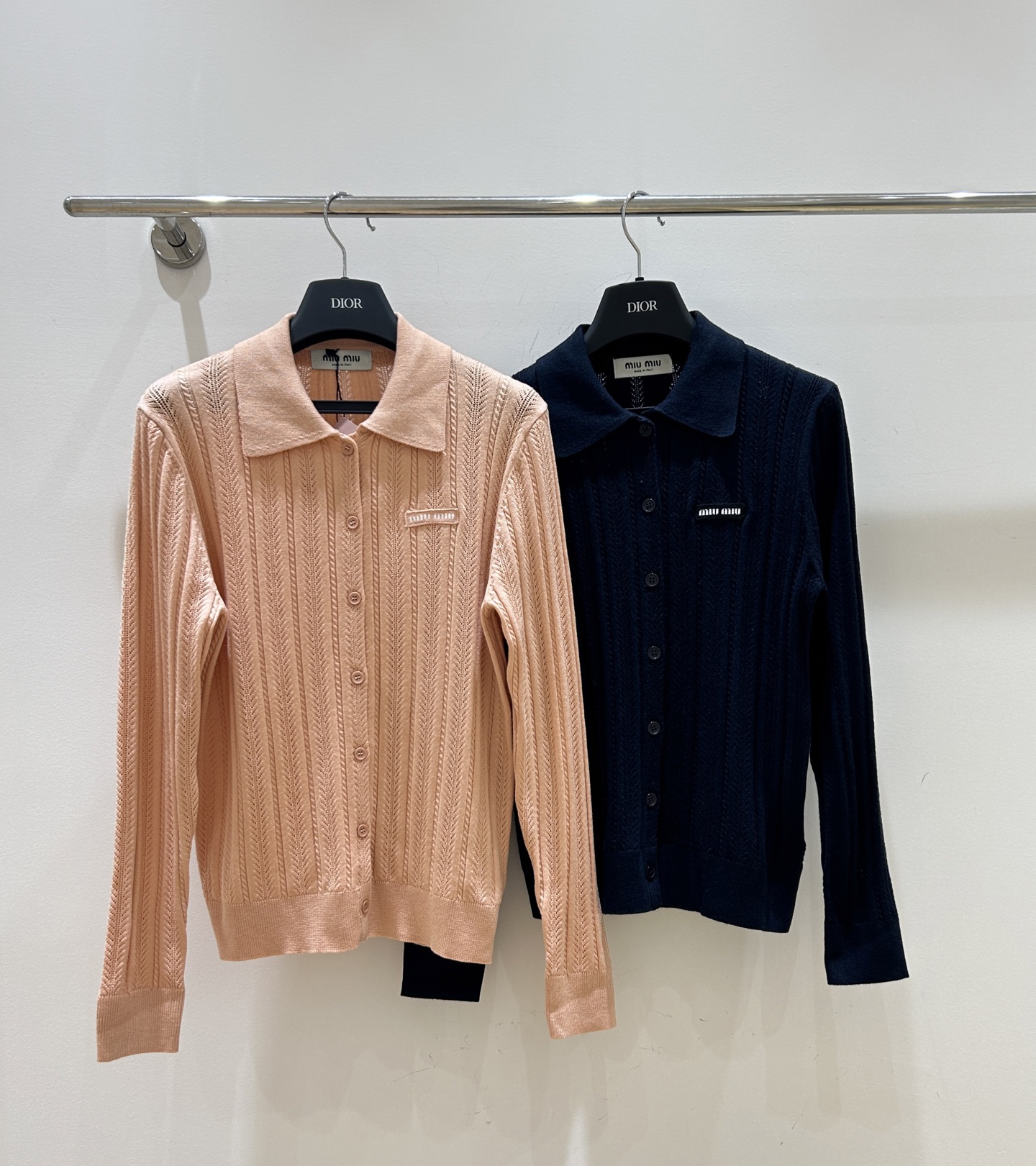 NO:461926,[New model is on sale] Miumiu fashionable alphabet seal splicing, hollowed-out hole design is eye-catching, button lapels show their temperament, knitted long-sleeved cardigan top, a must-have for summer fashion!  ,miumiu,alexander wang19860909【新款上市】miumiu时髦字母车章拼接,镂空挑孔设计吸睛,纽扣翻领尽显气质,针织长袖开衫上衣,夏日时髦必备款！,,miumiu,alexander wang,Women's clothing