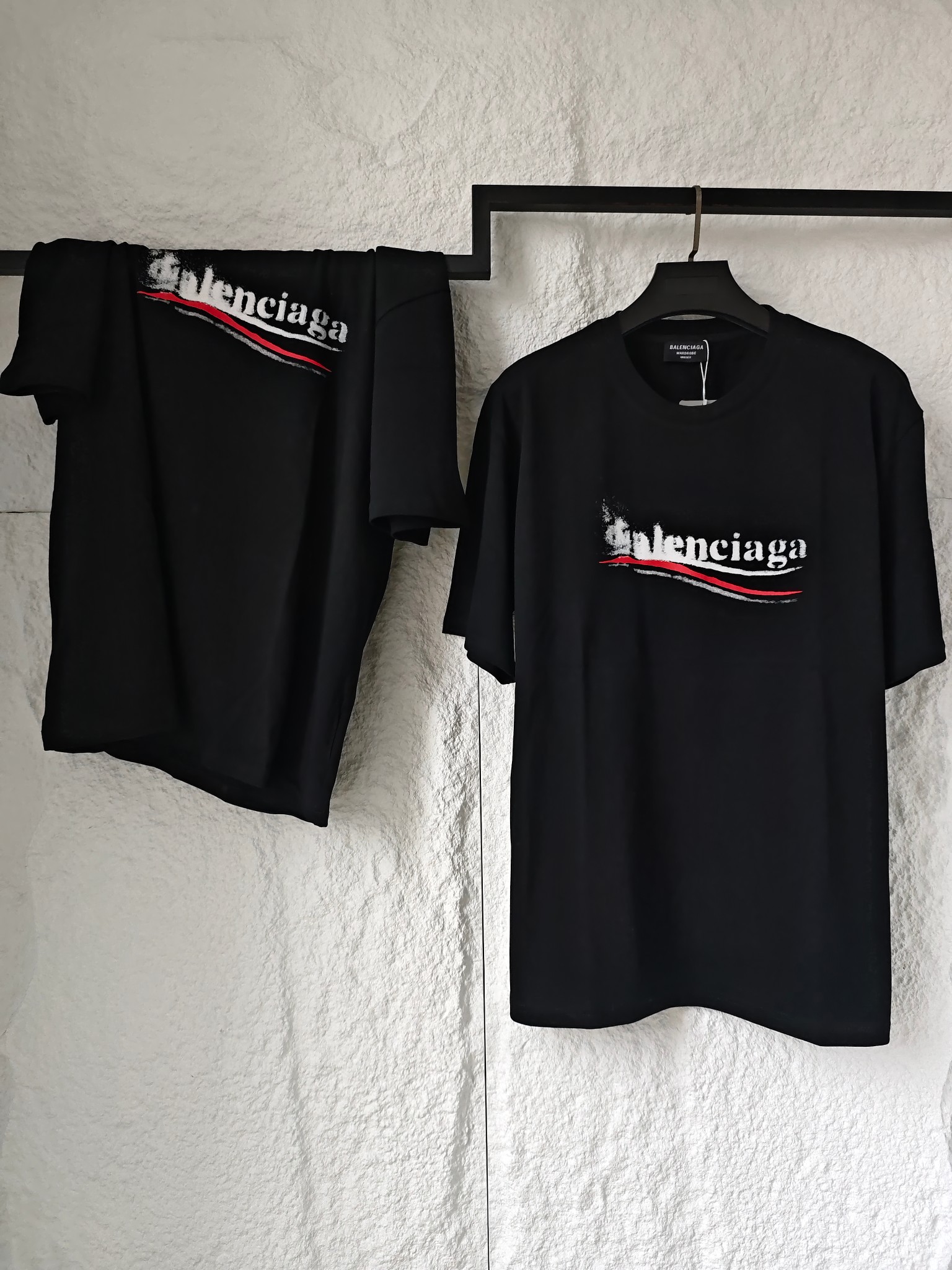 85💰
BALENCIAGA 巴黎世家24最新模糊海浪可乐logo情侣款圆领短袖T恤,男女同款,你值得拥有✅绝佳夏季穿搭必备单品 经典百搭永不过时系列,男女同款👫 情侣可搭
甄选纯棉260g双纱面料,手感细腻柔软,亲肤透气,胸前采用BB家模糊可乐字母logo元素设计,☀️上身帅气潮流百搭,整件做法采用三针五线工艺,领口-肩缝-袖缝-压双线,看上去更立体更有质感,Oversize版型,做工精致,细节到位,三标齐全,诚意满满,夏日必备百搭奢潮单品
🏊🏻非常适合夏季的款,上身百搭不挑人,玩转你的夏天,期待你我共同的驾驭🤩
颜色:黑色
尺码:s~3XL
胸围 衣长 肩宽,适合身高体重
s 104 66 48,建议155到160,建议体重105斤以内
M 108 68 50,建议身高160到165,建议体重105到125斤
L 112 70 52,建议身高165到175,建议体重125到145斤
XL 116 72 54,建议身高175到180,建议体重145到170斤
XXL. 120 74 56,建议身高180到185,建议体重170到190斤
3xl 124 76 58,建议身高185到190,建议体重190到205斤
⚠️手工误差1到2cm,以实物为准