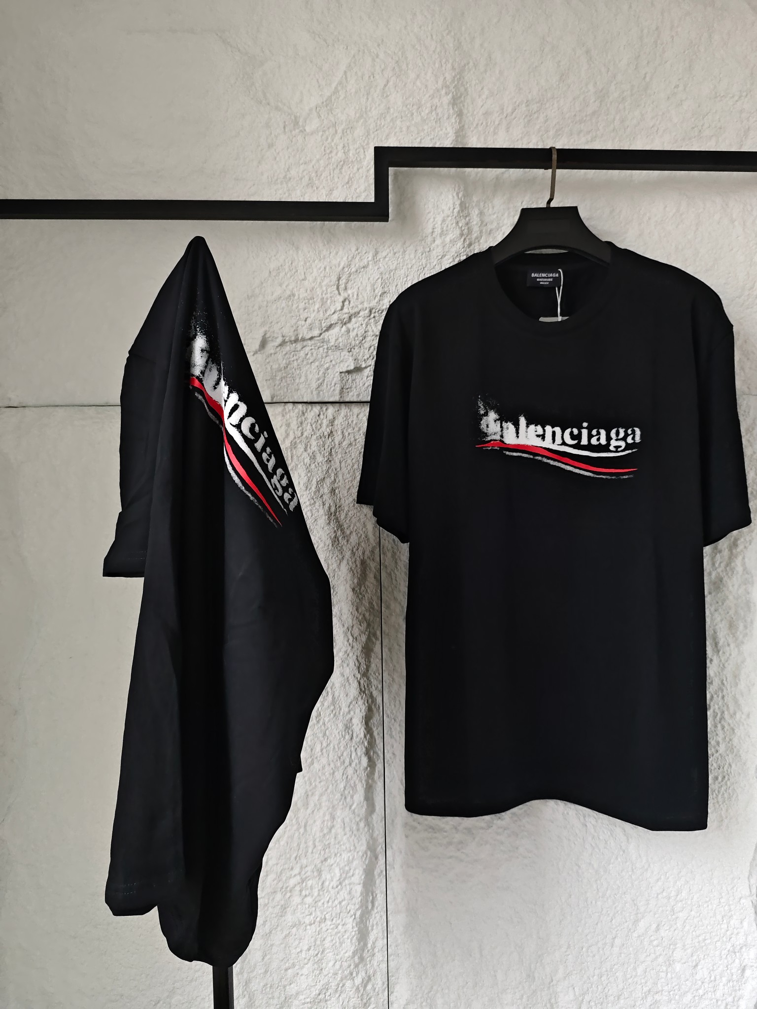85💰
BALENCIAGA 巴黎世家24最新模糊海浪可乐logo情侣款圆领短袖T恤,男女同款,你值得拥有✅绝佳夏季穿搭必备单品 经典百搭永不过时系列,男女同款👫 情侣可搭
甄选纯棉260g双纱面料,手感细腻柔软,亲肤透气,胸前采用BB家模糊可乐字母logo元素设计,☀️上身帅气潮流百搭,整件做法采用三针五线工艺,领口-肩缝-袖缝-压双线,看上去更立体更有质感,Oversize版型,做工精致,细节到位,三标齐全,诚意满满,夏日必备百搭奢潮单品
🏊🏻非常适合夏季的款,上身百搭不挑人,玩转你的夏天,期待你我共同的驾驭🤩
颜色:黑色
尺码:s~3XL
胸围 衣长 肩宽,适合身高体重
s 104 66 48,建议155到160,建议体重105斤以内
M 108 68 50,建议身高160到165,建议体重105到125斤
L 112 70 52,建议身高165到175,建议体重125到145斤
XL 116 72 54,建议身高175到180,建议体重145到170斤
XXL. 120 74 56,建议身高180到185,建议体重170到190斤
3xl 124 76 58,建议身高185到190,建议体重190到205斤
⚠️手工误差1到2cm,以实物为准