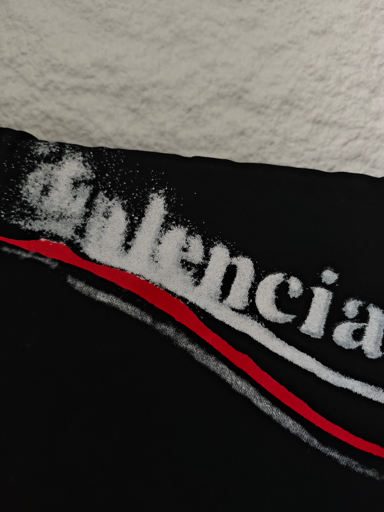 85💰
BALENCIAGA 巴黎世家24最新模糊海浪可乐logo情侣款圆领短袖T恤,男女同款,你值得拥有✅绝佳夏季穿搭必备单品 经典百搭永不过时系列,男女同款👫 情侣可搭
甄选纯棉260g双纱面料,手感细腻柔软,亲肤透气,胸前采用BB家模糊可乐字母logo元素设计,☀️上身帅气潮流百搭,整件做法采用三针五线工艺,领口-肩缝-袖缝-压双线,看上去更立体更有质感,Oversize版型,做工精致,细节到位,三标齐全,诚意满满,夏日必备百搭奢潮单品
🏊🏻非常适合夏季的款,上身百搭不挑人,玩转你的夏天,期待你我共同的驾驭🤩
颜色:黑色
尺码:s~3XL
胸围 衣长 肩宽,适合身高体重
s 104 66 48,建议155到160,建议体重105斤以内
M 108 68 50,建议身高160到165,建议体重105到125斤
L 112 70 52,建议身高165到175,建议体重125到145斤
XL 116 72 54,建议身高175到180,建议体重145到170斤
XXL. 120 74 56,建议身高180到185,建议体重170到190斤
3xl 124 76 58,建议身高185到190,建议体重190到205斤
⚠️手工误差1到2cm,以实物为准