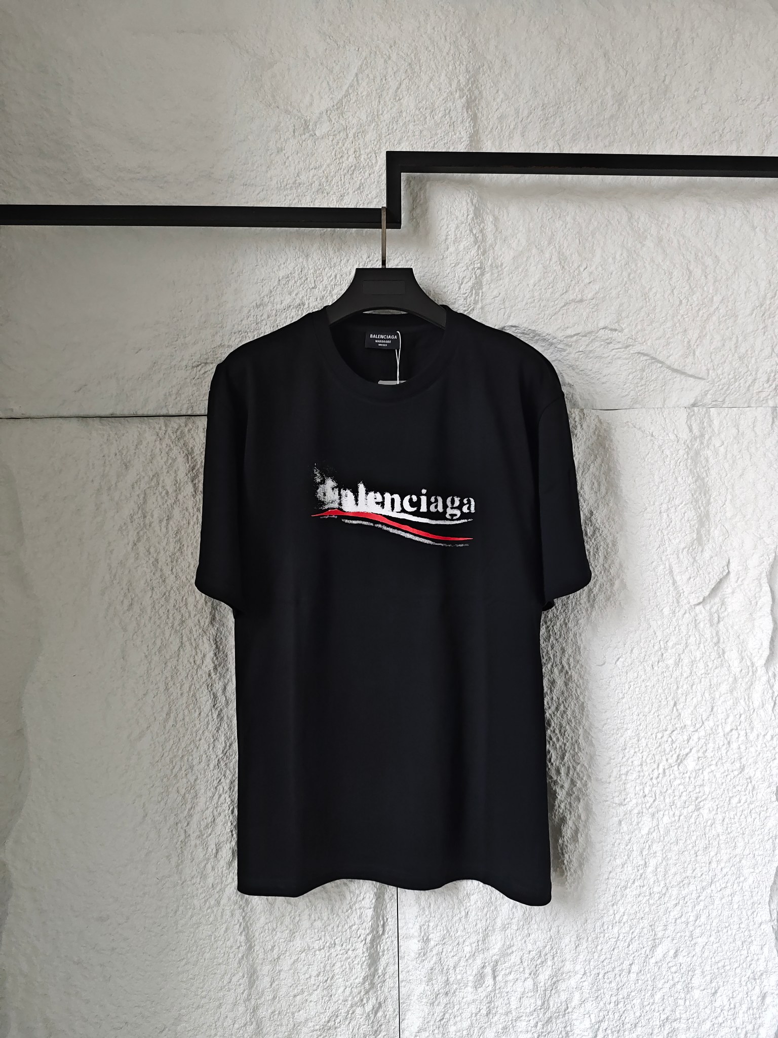 85💰
BALENCIAGA 巴黎世家24最新模糊海浪可乐logo情侣款圆领短袖T恤,男女同款,你值得拥有✅绝佳夏季穿搭必备单品 经典百搭永不过时系列,男女同款👫 情侣可搭
甄选纯棉260g双纱面料,手感细腻柔软,亲肤透气,胸前采用BB家模糊可乐字母logo元素设计,☀️上身帅气潮流百搭,整件做法采用三针五线工艺,领口-肩缝-袖缝-压双线,看上去更立体更有质感,Oversize版型,做工精致,细节到位,三标齐全,诚意满满,夏日必备百搭奢潮单品
🏊🏻非常适合夏季的款,上身百搭不挑人,玩转你的夏天,期待你我共同的驾驭🤩
颜色:黑色
尺码:s~3XL
胸围 衣长 肩宽,适合身高体重
s 104 66 48,建议155到160,建议体重105斤以内
M 108 68 50,建议身高160到165,建议体重105到125斤
L 112 70 52,建议身高165到175,建议体重125到145斤
XL 116 72 54,建议身高175到180,建议体重145到170斤
XXL. 120 74 56,建议身高180到185,建议体重170到190斤
3xl 124 76 58,建议身高185到190,建议体重190到205斤
⚠️手工误差1到2cm,以实物为准