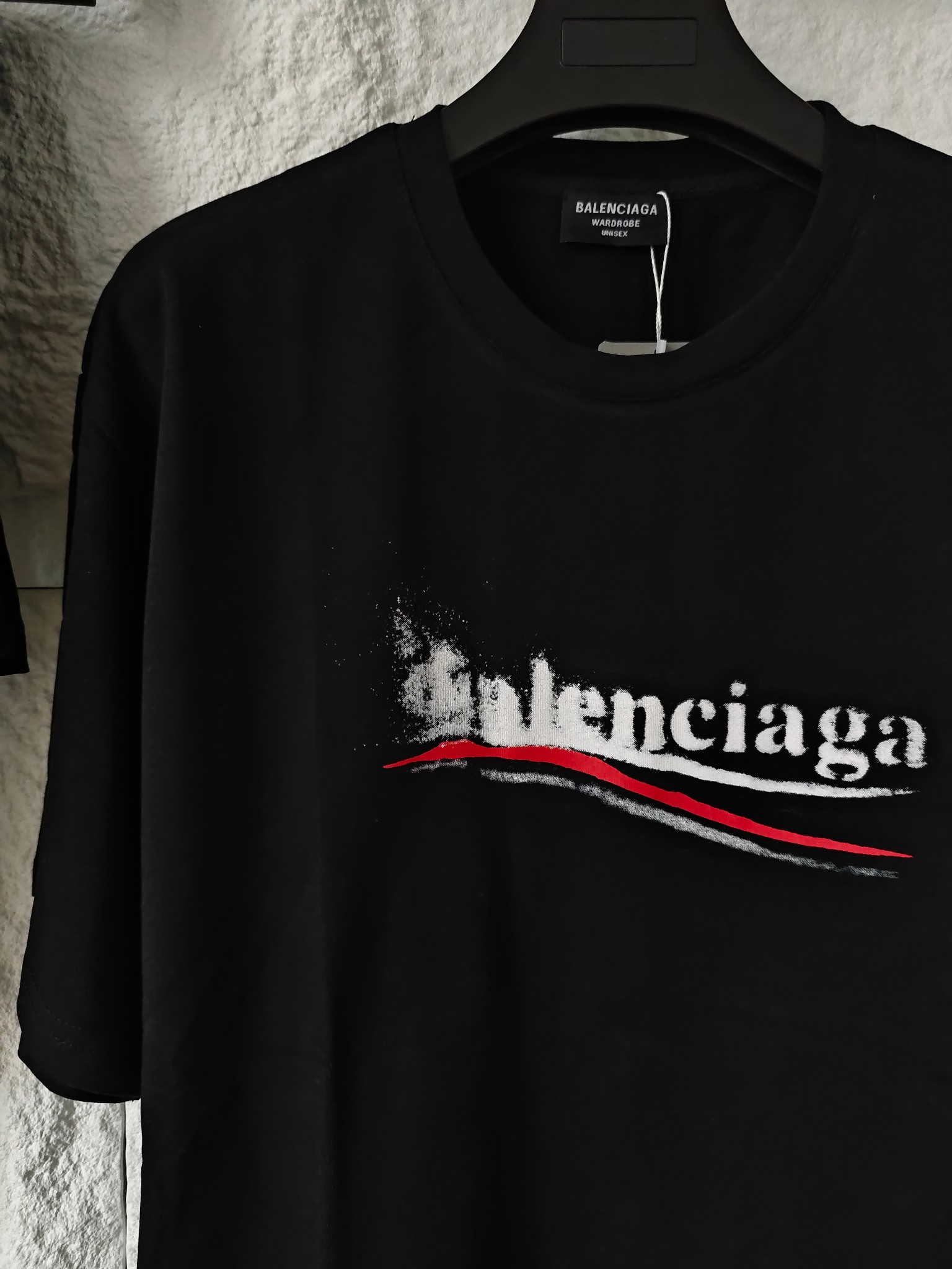 85💰
BALENCIAGA 巴黎世家24最新模糊海浪可乐logo情侣款圆领短袖T恤,男女同款,你值得拥有✅绝佳夏季穿搭必备单品 经典百搭永不过时系列,男女同款👫 情侣可搭
甄选纯棉260g双纱面料,手感细腻柔软,亲肤透气,胸前采用BB家模糊可乐字母logo元素设计,☀️上身帅气潮流百搭,整件做法采用三针五线工艺,领口-肩缝-袖缝-压双线,看上去更立体更有质感,Oversize版型,做工精致,细节到位,三标齐全,诚意满满,夏日必备百搭奢潮单品
🏊🏻非常适合夏季的款,上身百搭不挑人,玩转你的夏天,期待你我共同的驾驭🤩
颜色:黑色
尺码:s~3XL
胸围 衣长 肩宽,适合身高体重
s 104 66 48,建议155到160,建议体重105斤以内
M 108 68 50,建议身高160到165,建议体重105到125斤
L 112 70 52,建议身高165到175,建议体重125到145斤
XL 116 72 54,建议身高175到180,建议体重145到170斤
XXL. 120 74 56,建议身高180到185,建议体重170到190斤
3xl 124 76 58,建议身高185到190,建议体重190到205斤
⚠️手工误差1到2cm,以实物为准