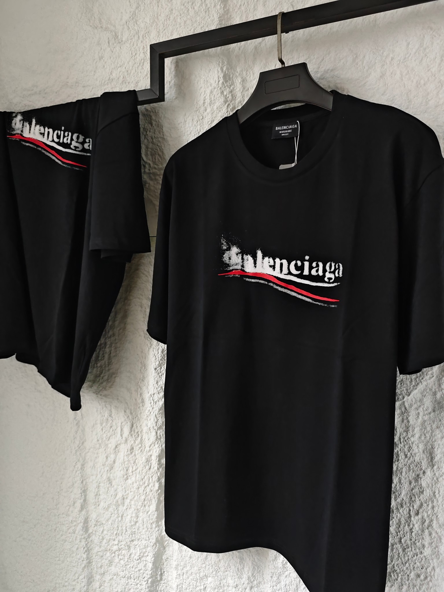 85💰
BALENCIAGA 巴黎世家24最新模糊海浪可乐logo情侣款圆领短袖T恤,男女同款,你值得拥有✅绝佳夏季穿搭必备单品 经典百搭永不过时系列,男女同款👫 情侣可搭
甄选纯棉260g双纱面料,手感细腻柔软,亲肤透气,胸前采用BB家模糊可乐字母logo元素设计,☀️上身帅气潮流百搭,整件做法采用三针五线工艺,领口-肩缝-袖缝-压双线,看上去更立体更有质感,Oversize版型,做工精致,细节到位,三标齐全,诚意满满,夏日必备百搭奢潮单品
🏊🏻非常适合夏季的款,上身百搭不挑人,玩转你的夏天,期待你我共同的驾驭🤩
颜色:黑色
尺码:s~3XL
胸围 衣长 肩宽,适合身高体重
s 104 66 48,建议155到160,建议体重105斤以内
M 108 68 50,建议身高160到165,建议体重105到125斤
L 112 70 52,建议身高165到175,建议体重125到145斤
XL 116 72 54,建议身高175到180,建议体重145到170斤
XXL. 120 74 56,建议身高180到185,建议体重170到190斤
3xl 124 76 58,建议身高185到190,建议体重190到205斤
⚠️手工误差1到2cm,以实物为准