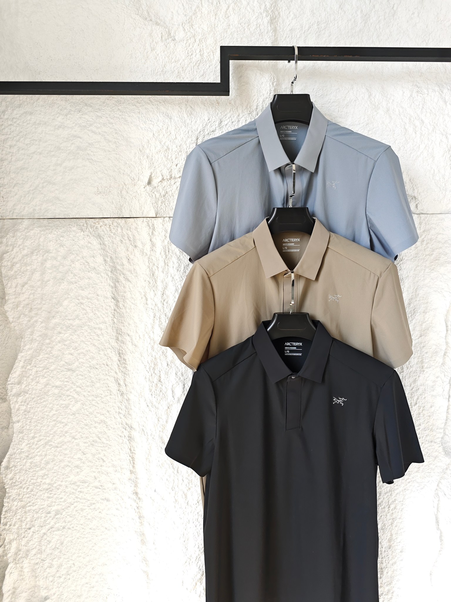 💰140
Arc CORMAC Polo Shirt Ss纯色logo休闲短袖Polo衫
三色光域重构绅士法则
速干网格科技面料 上身清凉舒适 袖口下摆压胶工艺 隐藏式门禁按扣 商务日常休闲面面俱到
当绅士礼仪嫁接户外血脉 你的每滴汗珠蒸发 都在重写城市与荒野的温控公约
颜色:量子隧穿黑 平流层雾蓝 战术菌毯绿
尺码:M L XL XXL 3XL 4XL
M码:衣长65 胸围100 推荐110斤左右
L码:衣长67 胸围104 推荐125斤左右
XL码:衣长69 胸围108 推荐120-140斤左右
XXL码:衣长71 胸围112 推荐140-160斤左右
3XL码:衣长73 胸围116 推荐160-180斤左右
4XL码:衣长75 胸围120 推荐180-200斤左右
尺寸为手工量取,有些许误差,仅供参考