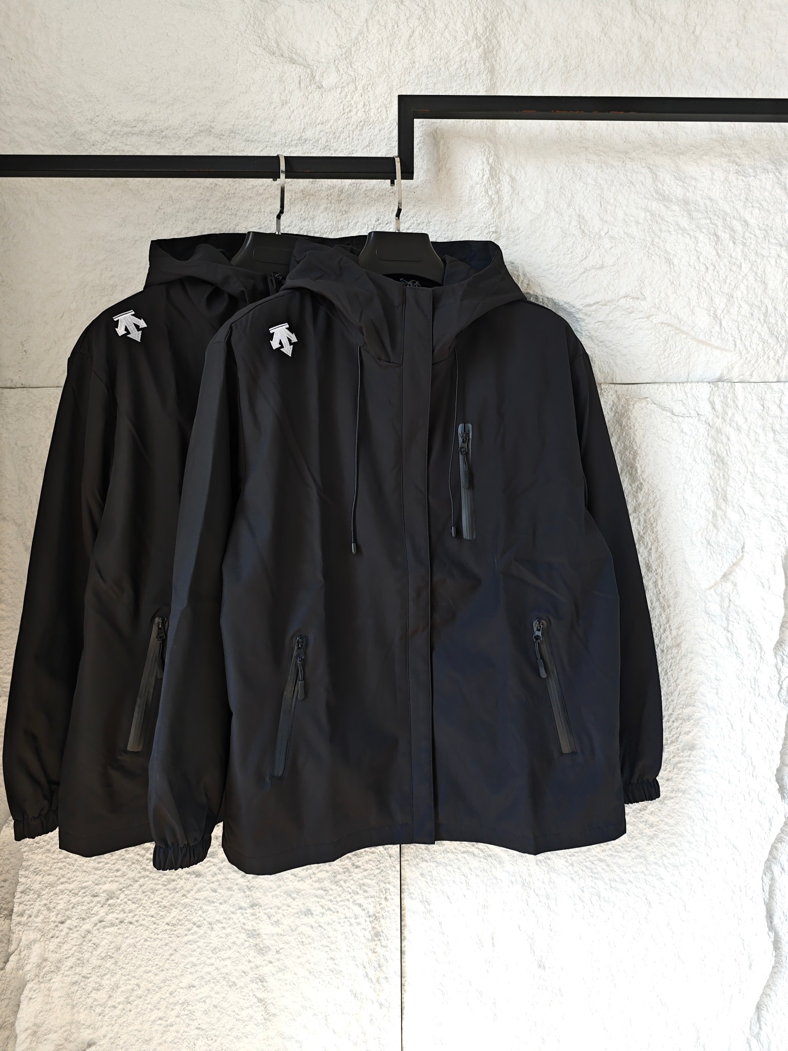 Descente Black Hooded Jacket Versatile Multiple Zipper Pockets Outerwear