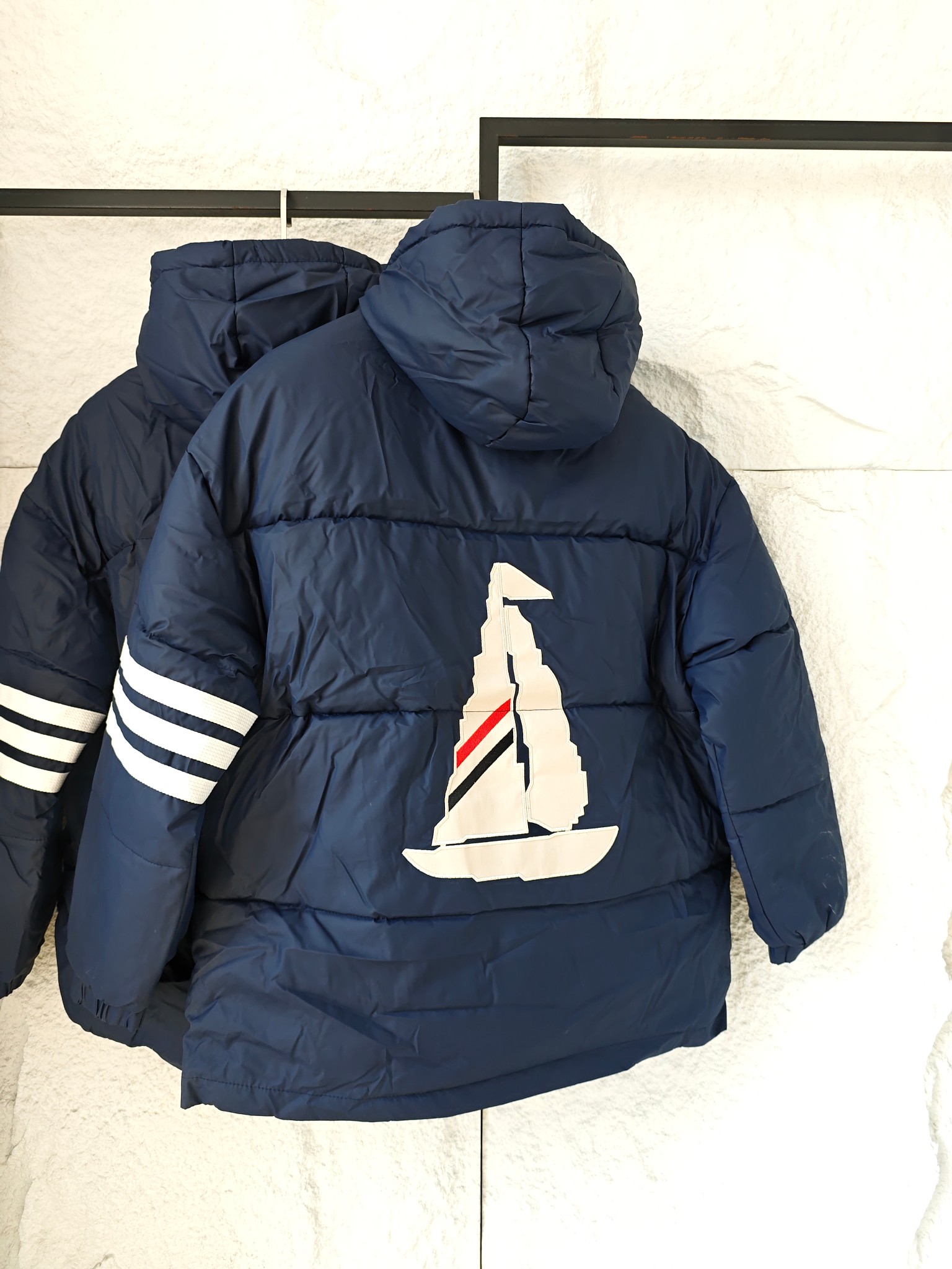 278💰
TB帆船连帽面包棉服
直接把冬日松弛感焊在身上
经典藏青主色自带高级质感，袖部的米白三条杠+口袋红白蓝小标，是一眼就能get的TB辨识度；背后的帆船刺绣更是点睛——立体纹理混着红白蓝条纹，复古又有航海风的清爽感。
蓬松面包服版型裹上就暖，连帽设计适配各种冷天场景，松垮轮廓搭卫衣、牛仔裤就能出街，日常通勤、周末约逛都能穿得随性又亮眼，细节里的小标还藏着低调的精致感~
颜色：藏青
尺码：M L XL
M码：衣长72 胸围122
L码：衣长74 胸围128
XL码：衣长76 胸围134
尺寸为手工量取，有些许误差，仅供参考