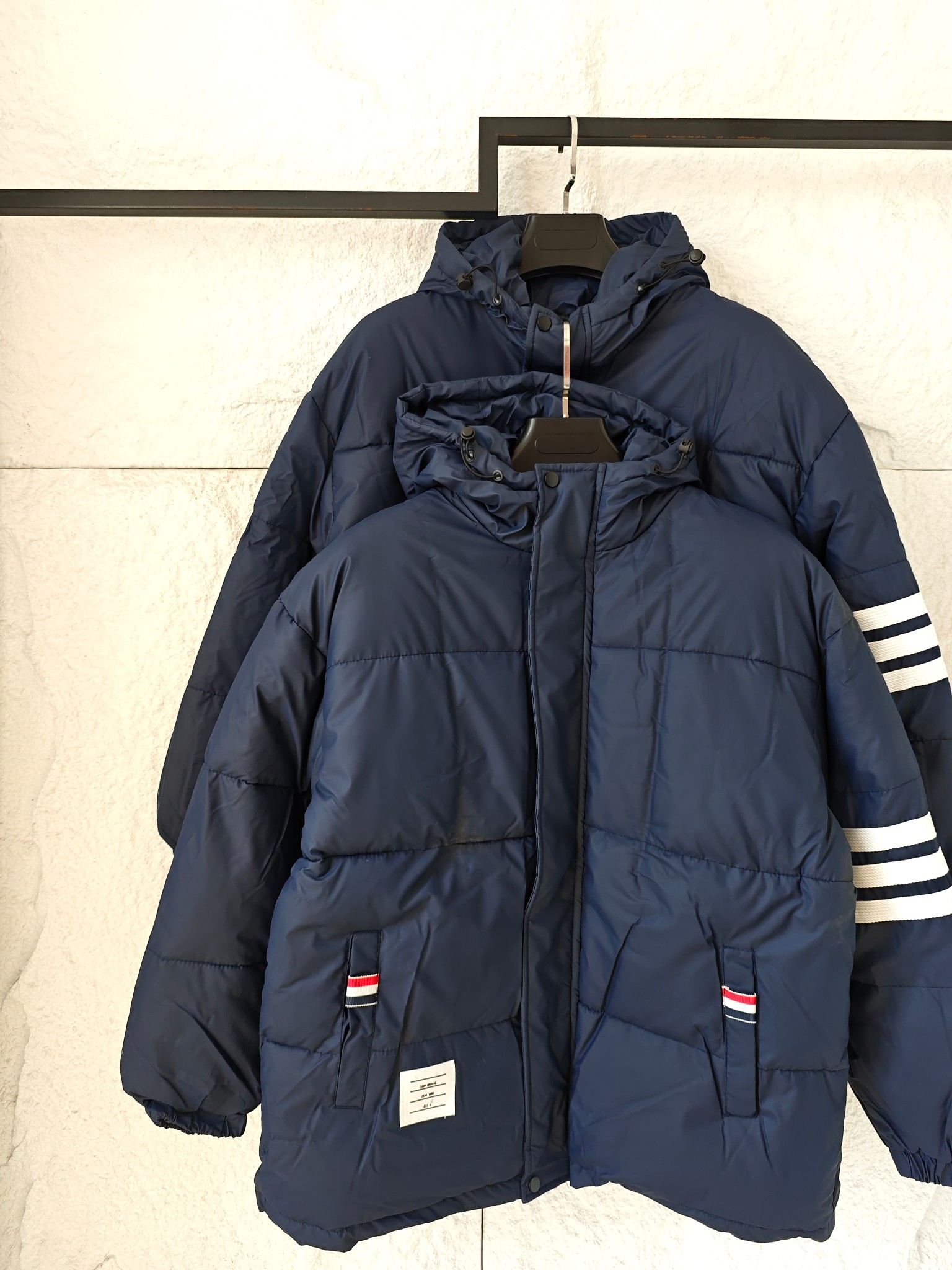 278💰
TB帆船连帽面包棉服
直接把冬日松弛感焊在身上
经典藏青主色自带高级质感，袖部的米白三条杠+口袋红白蓝小标，是一眼就能get的TB辨识度；背后的帆船刺绣更是点睛——立体纹理混着红白蓝条纹，复古又有航海风的清爽感。
蓬松面包服版型裹上就暖，连帽设计适配各种冷天场景，松垮轮廓搭卫衣、牛仔裤就能出街，日常通勤、周末约逛都能穿得随性又亮眼，细节里的小标还藏着低调的精致感~
颜色：藏青
尺码：M L XL
M码：衣长72 胸围122
L码：衣长74 胸围128
XL码：衣长76 胸围134
尺寸为手工量取，有些许误差，仅供参考