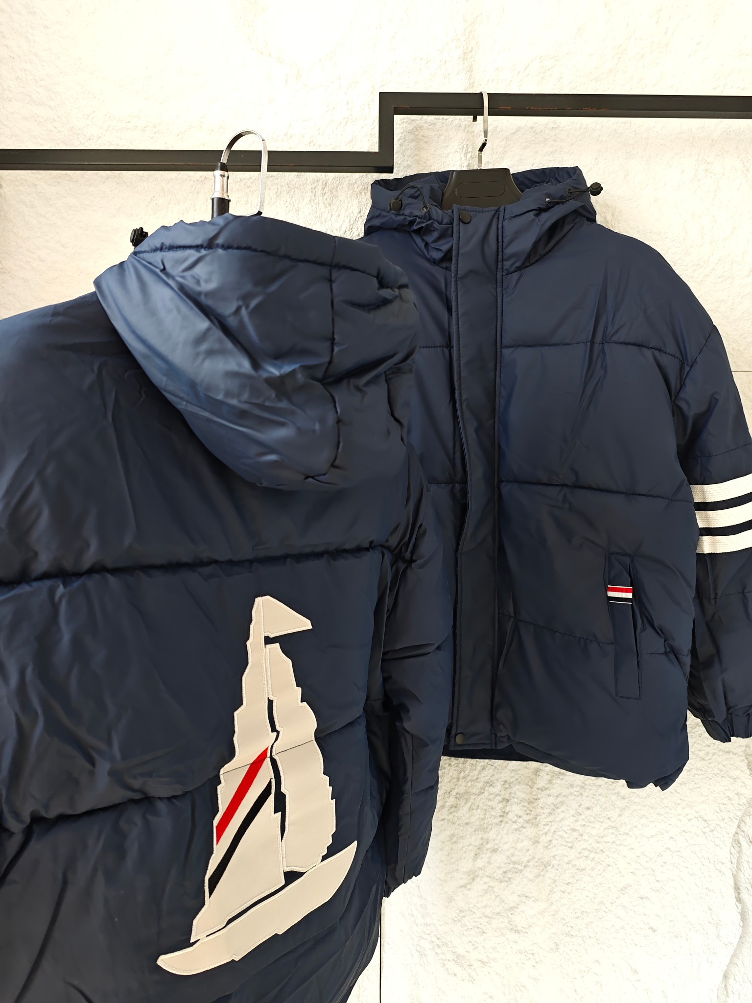 278💰
TB帆船连帽面包棉服
直接把冬日松弛感焊在身上
经典藏青主色自带高级质感，袖部的米白三条杠+口袋红白蓝小标，是一眼就能get的TB辨识度；背后的帆船刺绣更是点睛——立体纹理混着红白蓝条纹，复古又有航海风的清爽感。
蓬松面包服版型裹上就暖，连帽设计适配各种冷天场景，松垮轮廓搭卫衣、牛仔裤就能出街，日常通勤、周末约逛都能穿得随性又亮眼，细节里的小标还藏着低调的精致感~
颜色：藏青
尺码：M L XL
M码：衣长72 胸围122
L码：衣长74 胸围128
XL码：衣长76 胸围134
尺寸为手工量取，有些许误差，仅供参考