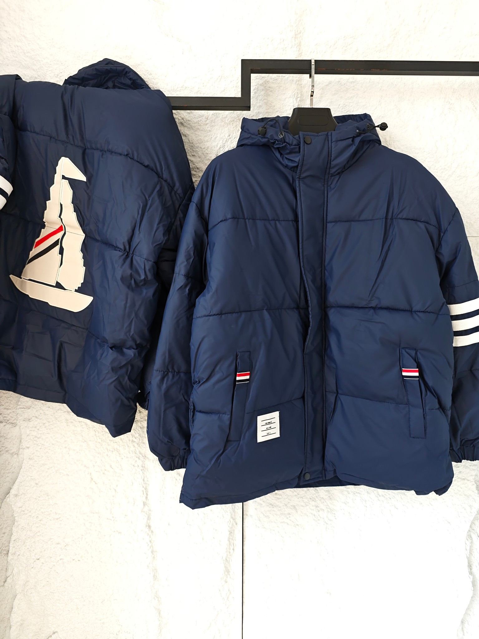 278💰
TB帆船连帽面包棉服
直接把冬日松弛感焊在身上
经典藏青主色自带高级质感，袖部的米白三条杠+口袋红白蓝小标，是一眼就能get的TB辨识度；背后的帆船刺绣更是点睛——立体纹理混着红白蓝条纹，复古又有航海风的清爽感。
蓬松面包服版型裹上就暖，连帽设计适配各种冷天场景，松垮轮廓搭卫衣、牛仔裤就能出街，日常通勤、周末约逛都能穿得随性又亮眼，细节里的小标还藏着低调的精致感~
颜色：藏青
尺码：M L XL
M码：衣长72 胸围122
L码：衣长74 胸围128
XL码：衣长76 胸围134
尺寸为手工量取，有些许误差，仅供参考