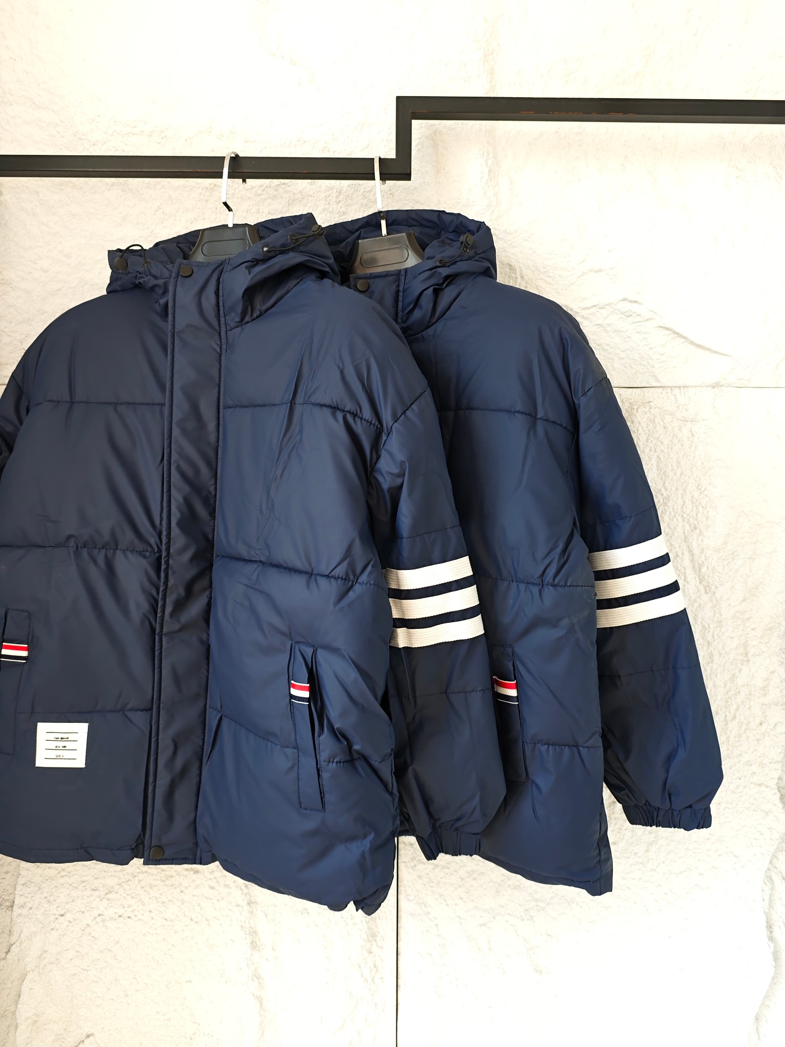 278💰
TB帆船连帽面包棉服
直接把冬日松弛感焊在身上
经典藏青主色自带高级质感，袖部的米白三条杠+口袋红白蓝小标，是一眼就能get的TB辨识度；背后的帆船刺绣更是点睛——立体纹理混着红白蓝条纹，复古又有航海风的清爽感。
蓬松面包服版型裹上就暖，连帽设计适配各种冷天场景，松垮轮廓搭卫衣、牛仔裤就能出街，日常通勤、周末约逛都能穿得随性又亮眼，细节里的小标还藏着低调的精致感~
颜色：藏青
尺码：M L XL
M码：衣长72 胸围122
L码：衣长74 胸围128
XL码：衣长76 胸围134
尺寸为手工量取，有些许误差，仅供参考