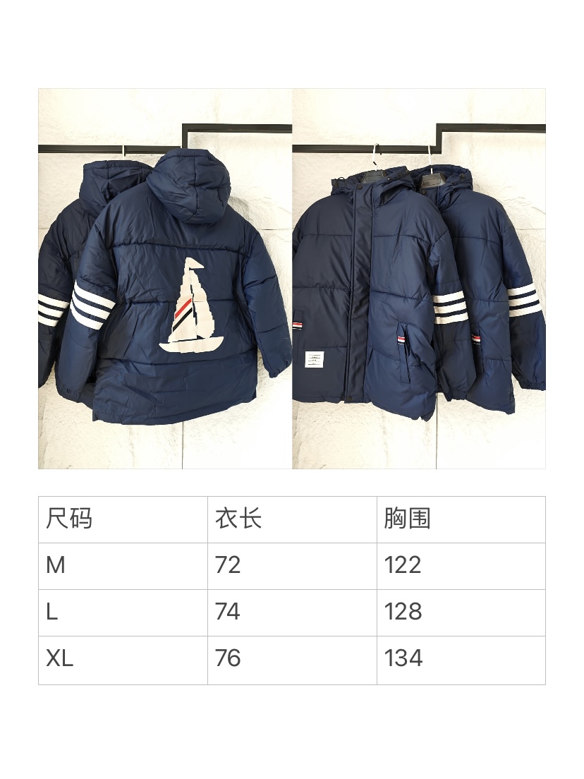 278💰
TB帆船连帽面包棉服
直接把冬日松弛感焊在身上
经典藏青主色自带高级质感，袖部的米白三条杠+口袋红白蓝小标，是一眼就能get的TB辨识度；背后的帆船刺绣更是点睛——立体纹理混着红白蓝条纹，复古又有航海风的清爽感。
蓬松面包服版型裹上就暖，连帽设计适配各种冷天场景，松垮轮廓搭卫衣、牛仔裤就能出街，日常通勤、周末约逛都能穿得随性又亮眼，细节里的小标还藏着低调的精致感~
颜色：藏青
尺码：M L XL
M码：衣长72 胸围122
L码：衣长74 胸围128
XL码：衣长76 胸围134
尺寸为手工量取，有些许误差，仅供参考