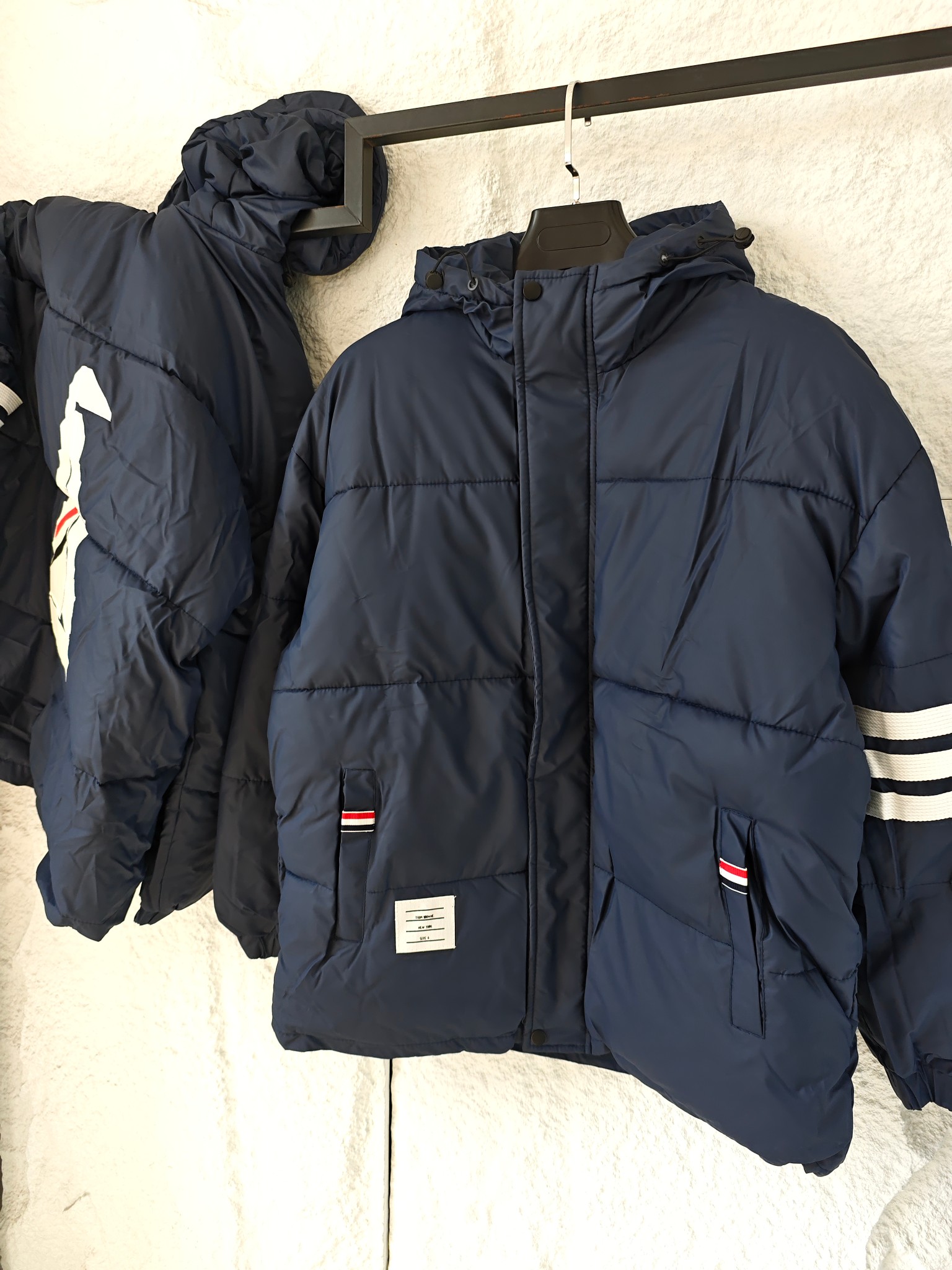 278💰
TB帆船连帽面包棉服
直接把冬日松弛感焊在身上
经典藏青主色自带高级质感，袖部的米白三条杠+口袋红白蓝小标，是一眼就能get的TB辨识度；背后的帆船刺绣更是点睛——立体纹理混着红白蓝条纹，复古又有航海风的清爽感。
蓬松面包服版型裹上就暖，连帽设计适配各种冷天场景，松垮轮廓搭卫衣、牛仔裤就能出街，日常通勤、周末约逛都能穿得随性又亮眼，细节里的小标还藏着低调的精致感~
颜色：藏青
尺码：M L XL
M码：衣长72 胸围122
L码：衣长74 胸围128
XL码：衣长76 胸围134
尺寸为手工量取，有些许误差，仅供参考