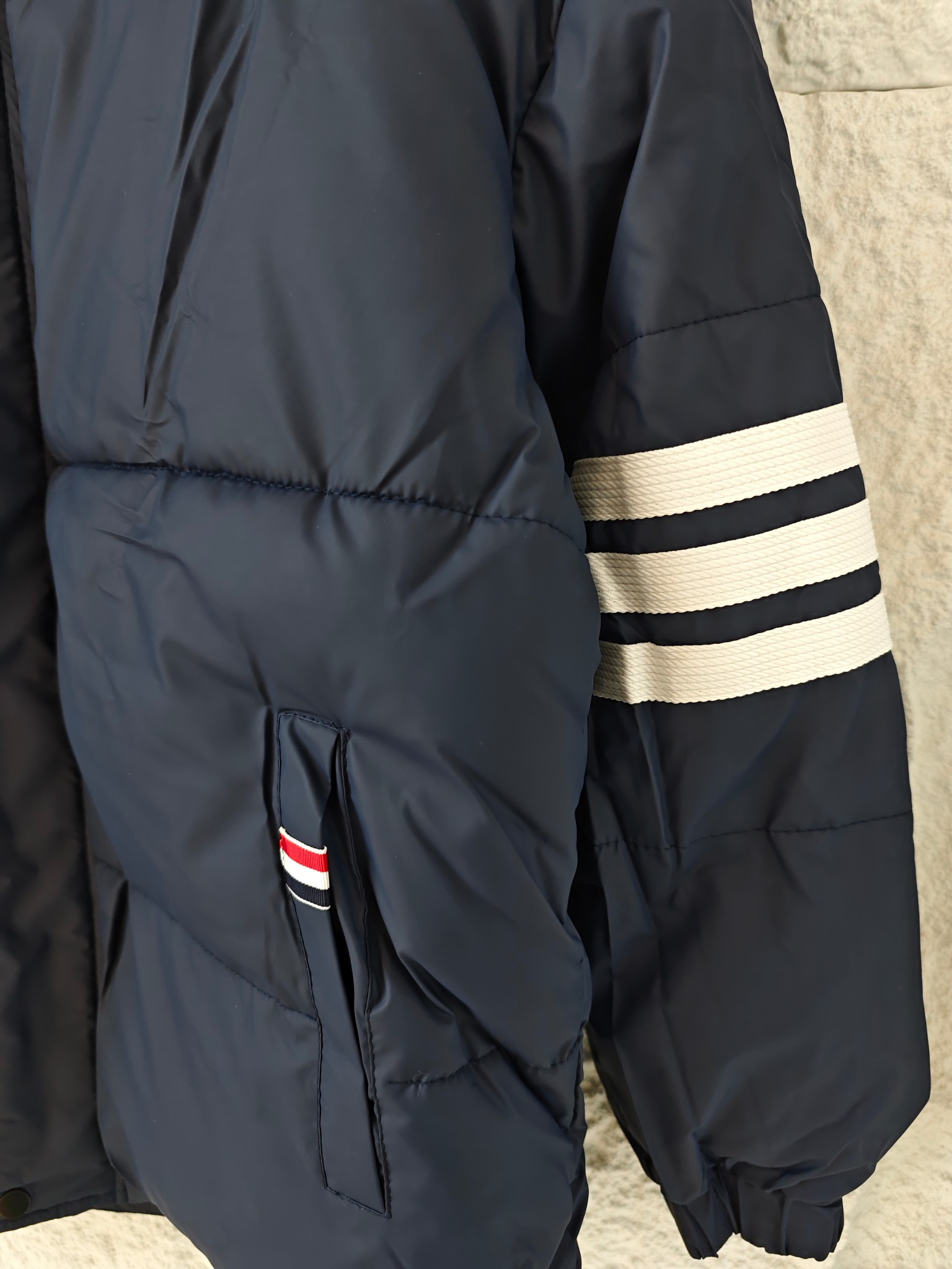 278💰
TB帆船连帽面包棉服
直接把冬日松弛感焊在身上
经典藏青主色自带高级质感，袖部的米白三条杠+口袋红白蓝小标，是一眼就能get的TB辨识度；背后的帆船刺绣更是点睛——立体纹理混着红白蓝条纹，复古又有航海风的清爽感。
蓬松面包服版型裹上就暖，连帽设计适配各种冷天场景，松垮轮廓搭卫衣、牛仔裤就能出街，日常通勤、周末约逛都能穿得随性又亮眼，细节里的小标还藏着低调的精致感~
颜色：藏青
尺码：M L XL
M码：衣长72 胸围122
L码：衣长74 胸围128
XL码：衣长76 胸围134
尺寸为手工量取，有些许误差，仅供参考