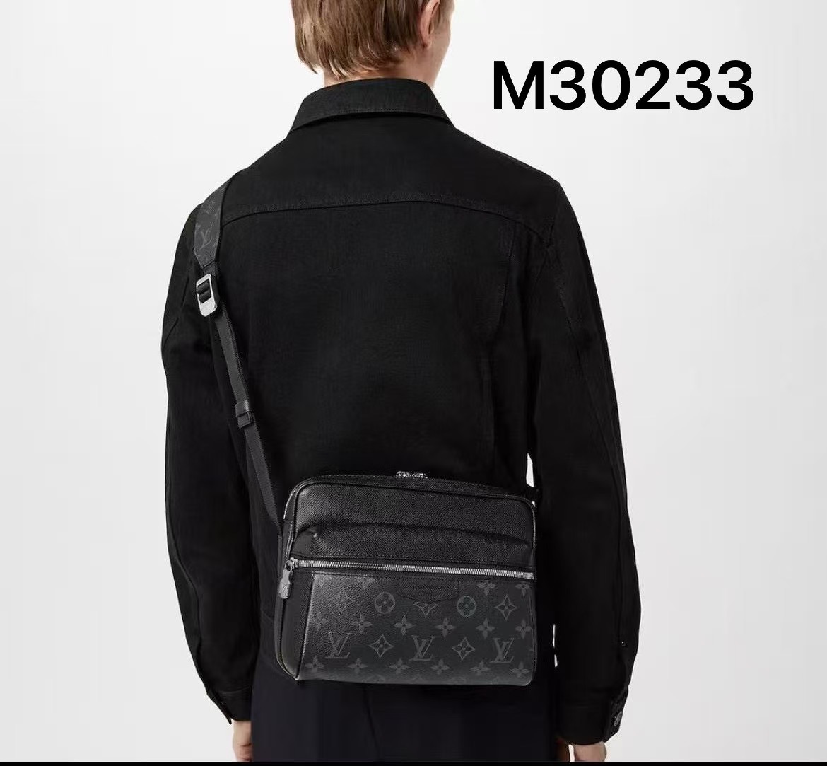 💰780【MB特级原厂 163c 芯片】
OUTDOOR 邮差包
型号：M30233
材料：A级全钢五金，进口原厂面料
包装：全套原厂免税MB包装
尺寸：29.5x20x10.5cm
P057078