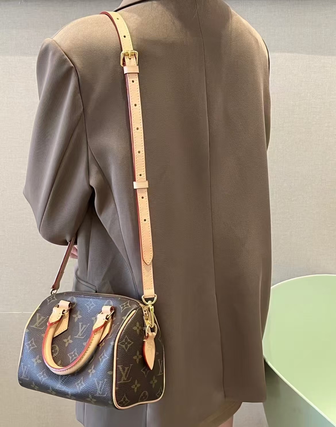 💰840【MB特级原厂  163c动态芯片版】
SPEEDY BANDOULI&Egrave;RE 20 手袋
型号：M46234 皮肩带
材料：A级全钢五金，进口原厂面料
包装：全套原厂免税MB包装
尺寸：20.5x13.5x12cm
P008084