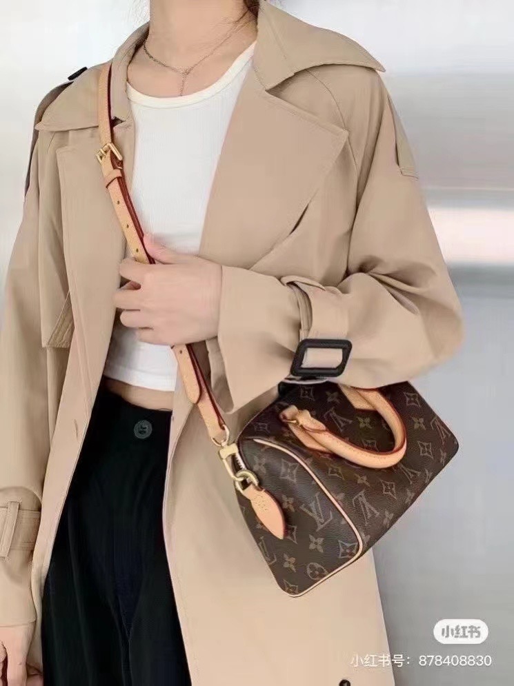 💰840【MB特级原厂  163c动态芯片版】
SPEEDY BANDOULI&Egrave;RE 20 手袋
型号：M46234 皮肩带
材料：A级全钢五金，进口原厂面料
包装：全套原厂免税MB包装
尺寸：20.5x13.5x12cm
P008084