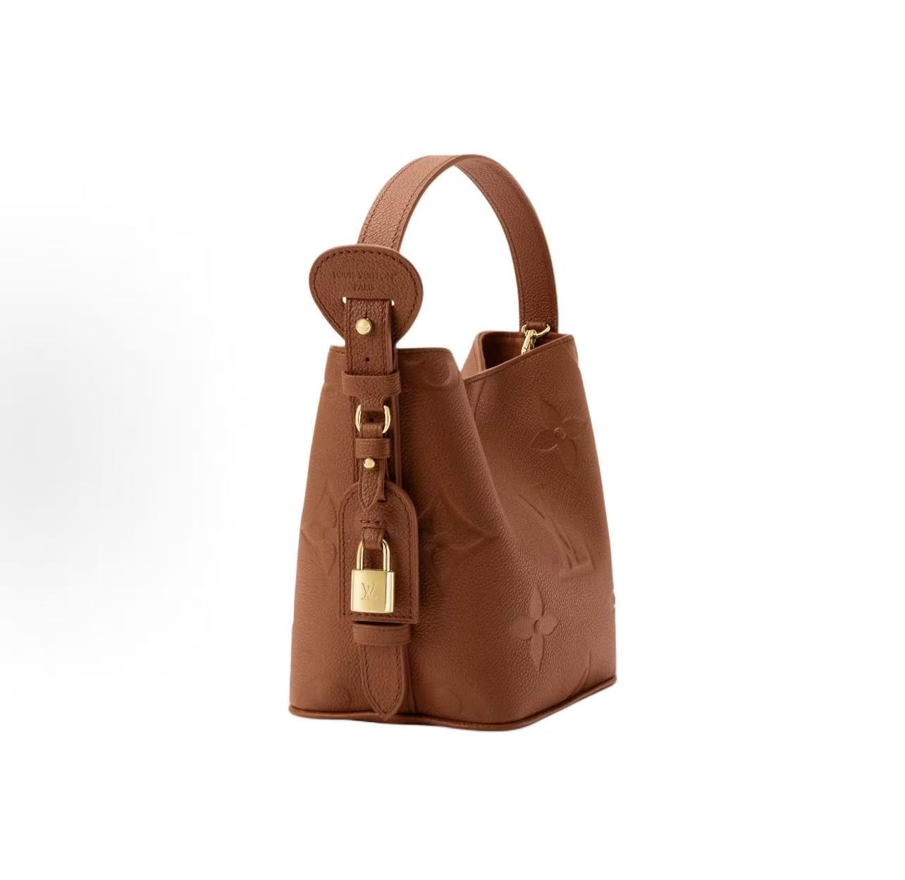 💰750【MB特级原厂 163c芯片版原厂】
x TM ALL IN BB 手袋
型号：M28820棕色
材料：A级全钢五金，进口原厂皮
包装：全套原厂免税MB包装
尺寸：18x16x12cm
P027075