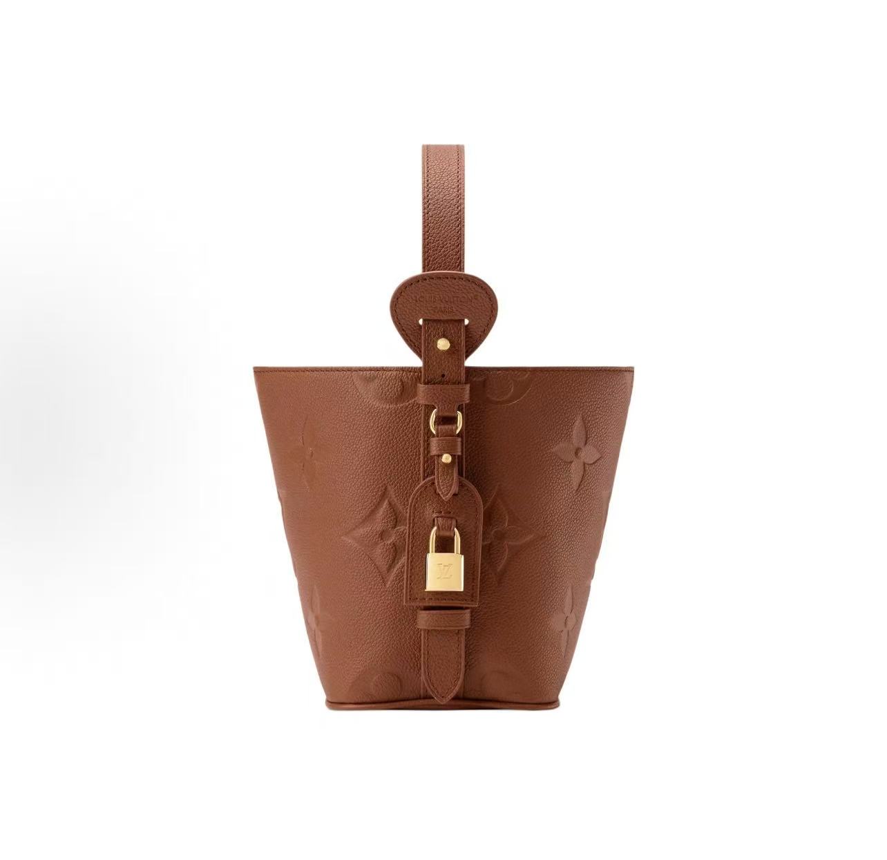 💰750【MB特级原厂 163c芯片版原厂】
x TM ALL IN BB 手袋
型号：M28820棕色
材料：A级全钢五金，进口原厂皮
包装：全套原厂免税MB包装
尺寸：18x16x12cm
P027075