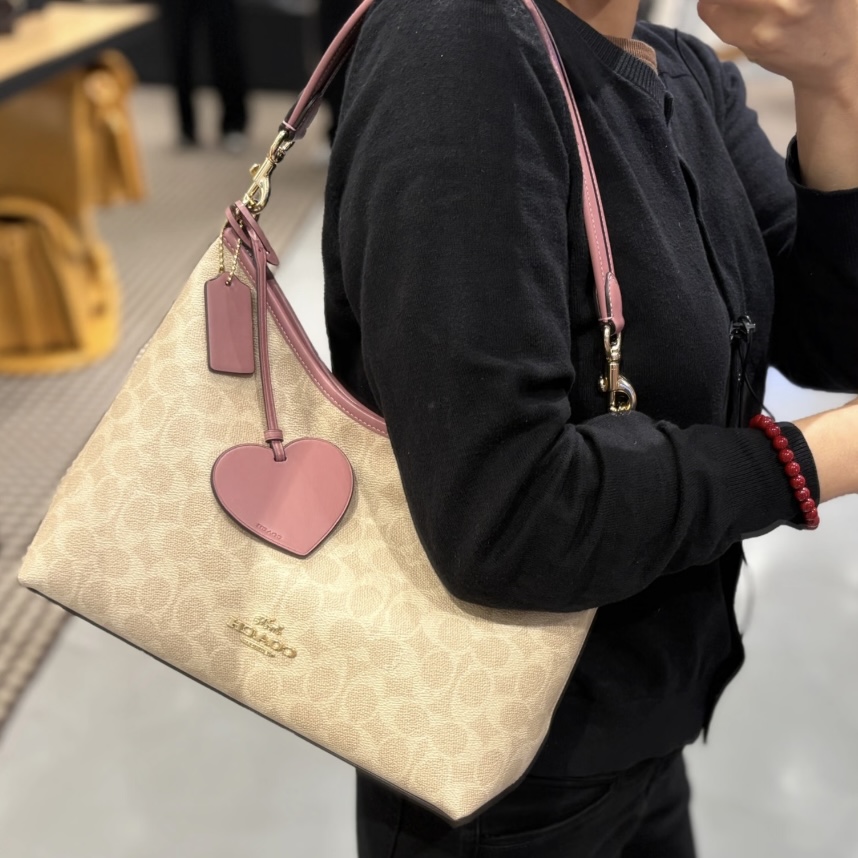 Coach Carriage's new laurel series shoulder crossbody hobo bag-CDQ14 upper body picture