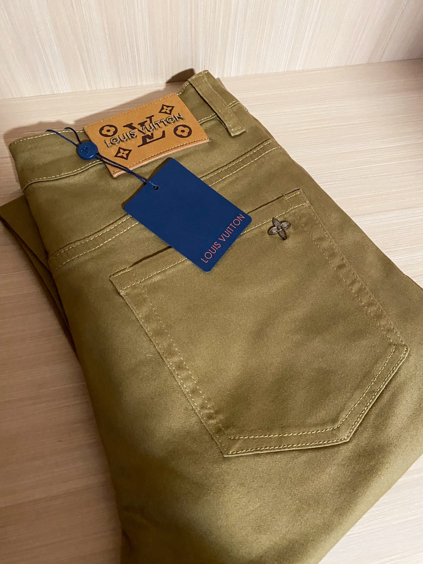 NO:135154,Donkey brand 25ss new jeans are made of Japanese washing tannin, which easily illuminates various shapes with a unique wide-leg silhouette. The eye-catching bright line, 1V logo embroidery in the back pocket, and the nubby leather patch on the ticket bag and waist confirm the brand's exquisite craftsmanship. Number 28-38 (no 35), louis vuitton, jeans, alexander wang19860909驴牌25ss新款牛仔裤取材日本水洗丹宁布,以别致阔腿廓形轻松点亮各式造型.醒目明线、后袋 1V 标识刺绣,以及票袋和腰部的正绒面革贴饰一道印证品牌精湛匠艺. 码数28-38（无35）,,louis vuitton,jeans,alexander wang,Men's clothing