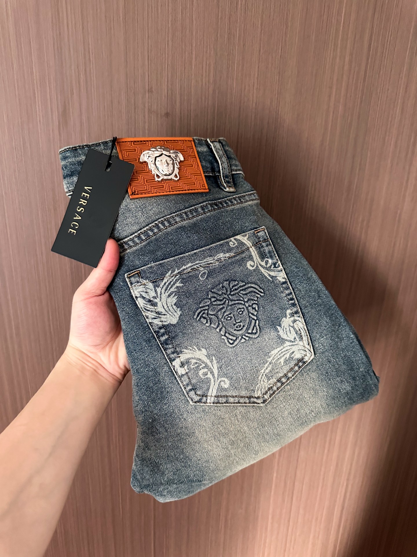 NO:438449,Versac 2025ss Spring and Summer New Slim Jeans Perfect Washing Process Customized Top Hardware Logo Exclusive Customized Micro-Elastic Fabric Number of Codes 28-38 (37), versace, jeans, alexander wang19860909Versac 2025ss春夏新款修身牛仔裤 完美洗水工艺 定制顶级五金logo 独家定制微弹面料 码数28-38（37),,versace,jeans,alexander wang,Men's clothing