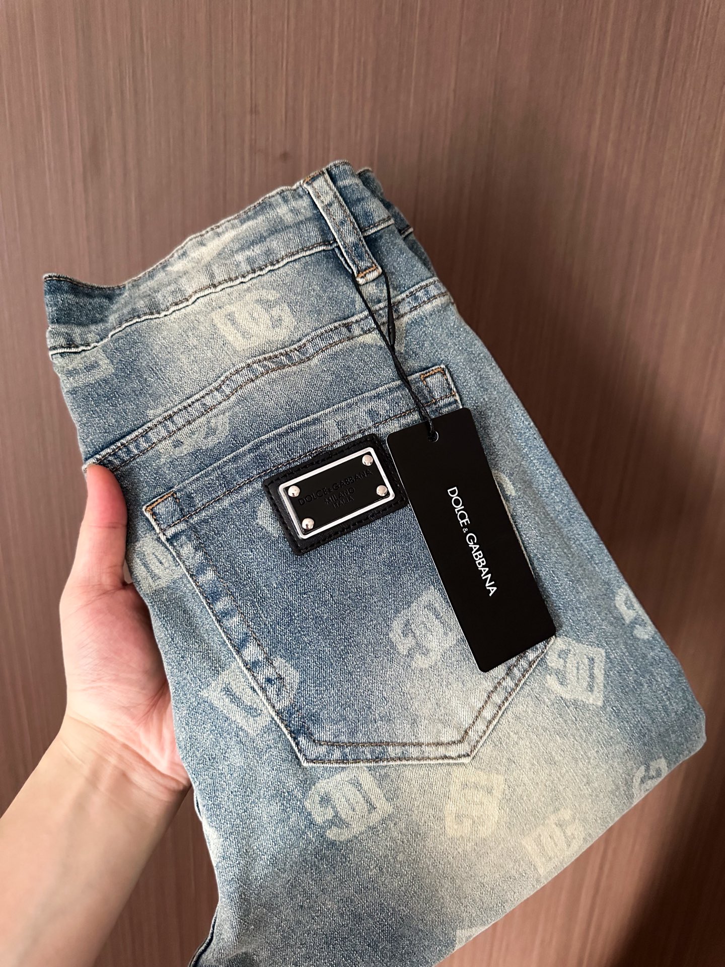 NO:438441,DG 25 early spring new printed jeans, three-dimensional tailoring, perfectly shaped fabric, comfortable and soft, and casually matched, comfortable means its interpretation of fashion and leisure. DG's consistent style reflects the brand's pursuit of quality, with a little hedonist flavor, pays great attention to details, likes everything that is not formulaic, pursues freedom, Du's style is very unique. At the beginning of his business, he insists on making plates, tailors, samples, decorative accessories and all clothing, and only appoints non-professional models to walk the show. It is quite unique for the fashion industry that pays attention to the show at that time. Number 28-38 (37), , jeans, alexander wang19860909DG 25早春新款印花牛仔裤 立体剪裁完美塑形面料质舒适柔软随意搭配、舒适代表它对时尚休闲的诠释是DG一贯作风细节处体现这个品牌对品质的追求,带点享乐主义者的味道,非常注重细节,喜欢一切非公式化的东西,追求自由杜家的作风非常独特,创业之初坚持自己制版、裁缝、样品和装饰配件及所有服装,还只任用非职业模特儿走秀,对于当时讲究排场的时装界,是相当独树一格的. 码数28-38（37）,,jeans,alexander wang,Men's clothing