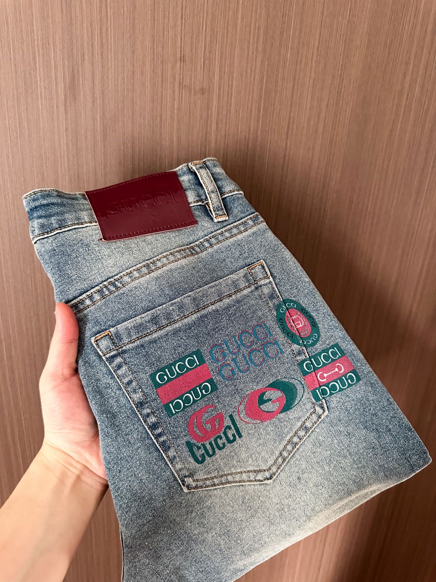 NO:438423,GUCCI Gucci digital printing, 2025 European counter new style, Super A purchasing level overseas trading company order supply, top-level original single high-end men's customized fashionable slim straight jeans. Fabric denim wash jeans!  Luxury experience. Customer supply trade channels. Simple and charming classic trousers are made of customer supply denim jeans. The texture is thick and comfortable and breathable. The high-quality craftsmanship cutting is first-class. The overall design is very exquisite. The handcuffed edge design is tightly stitched. The use of the lever needle edge sealing process shows the luxury of the brand. The brand logo words are full and thick, and the chiseled buttons are thick and rigorous, which brings a new fashion taste to the mediocre trousers. Number 28-38 (37), gucci, gucci, jeans, alexander wang19860909GUCCI古驰数码印花、2025欧洲专柜新款 超A代购级别海外贸易公司订单货源,顶级原单高端男士定制时尚修身小直筒牛仔裤. 面料丹宁水洗牛仔裤！奢华体验.客供贸易渠道,简约魅力的经典裤装采用客供丹宁牛仔 质感厚实舒适及透气效果也非常的好.高品质工艺化的裁剪堪称一流,整体非常精致,内外兼修铐边设计严丝合缝,运用聚股械针封边工艺彰显品牌奢华内在魅力品牌Logo字眼饱满厚实,凿刻型钮扣厚实严谨,给本平庸无奇的裤装带来了全新时尚品味 码数28-38（37）,,gucci,gucci,jeans,alexander wang,Men's clothing