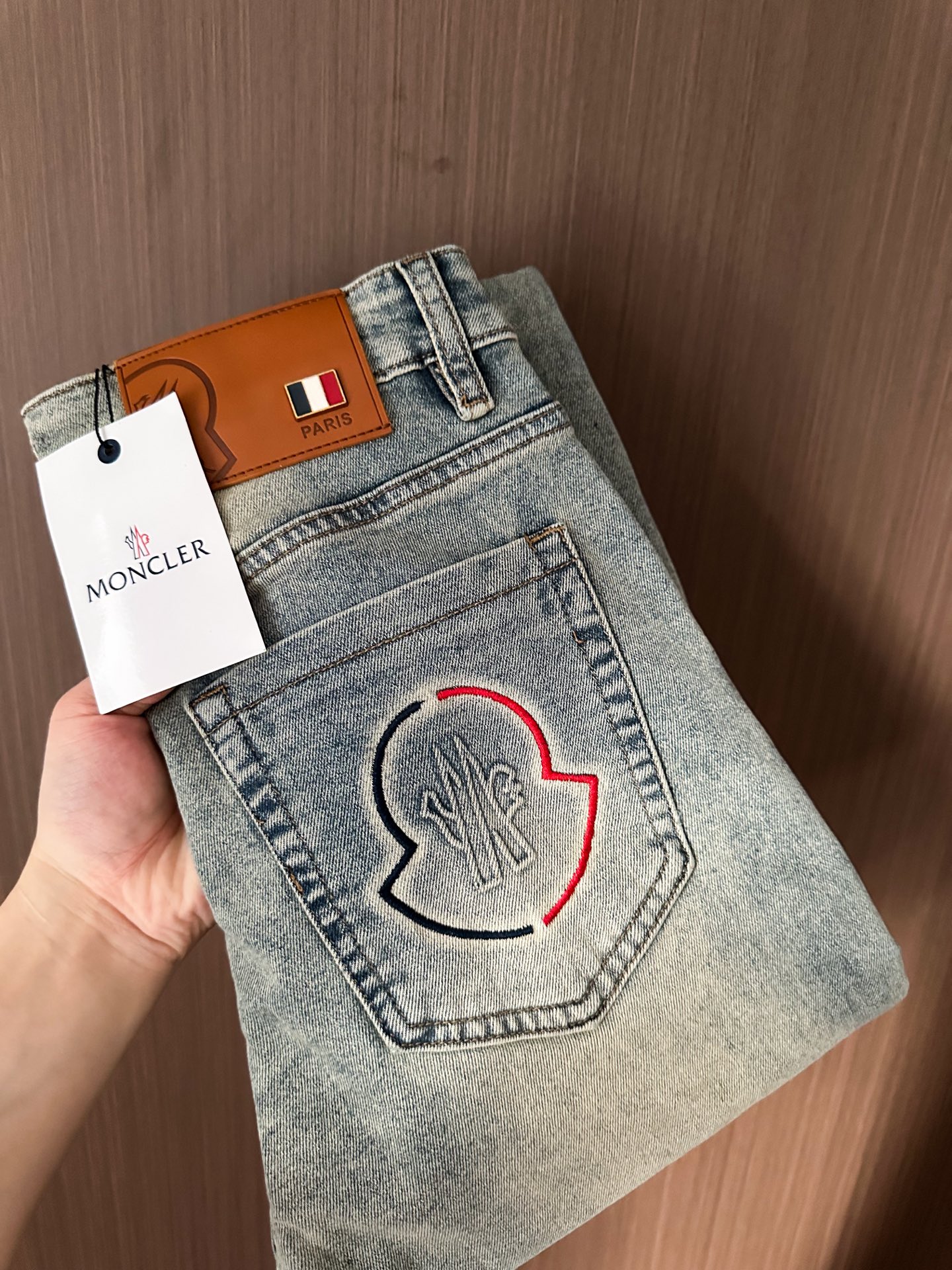 NO:438417,Moncler 2025 spring and summer new jeans, with trading company channels sparsely available and released on the official website at the same time!  M Scarce Channel Order Products, Quality Control Close Your Eyes to Accept It’s No Regret!  Customized original logo with secondary embroidery design!  Original logo leather waist brand design!  This denim trousers are made of imported pure cotton fabrics!  The top denim fabric is carefully crafted, the ingredients are very basic but super perfect. The surface twill feels clear and natural, and the feel is really tough. The actual product will definitely make you convinced and can withstand the test of random counters!  The style is also very outstanding, and it is a super slim style. If you can meet it, please quickly accept it, which will save you a lot of effort in matching!  Size 28-38-(37), jeans,alexander wang19860909moncler 2025春夏新款牛仔裤,贸易公司渠道稀出,同步官网发售！M稀缺渠道订单臻品,品质控闭眼收走的不后悔款！定制原版logo后副刺绣设计！原版logo皮革腰牌设计！本款牛仔长裤选用客供进口纯棉面料！顶级牛仔面料精心制作,成份组合很基础却又是超完美,表面斜纹肌里感清晰自然,手感瓷实有韧性,实物到手绝对让你为之诚服,经得起随意柜台支验！版型方面也非常出色,属于超显瘦的版型,能碰到的就赶紧收下,会让你在搭配方面省下不少力！ 尺码28-38-（ 37）,,jeans,alexander wang,Men's clothing