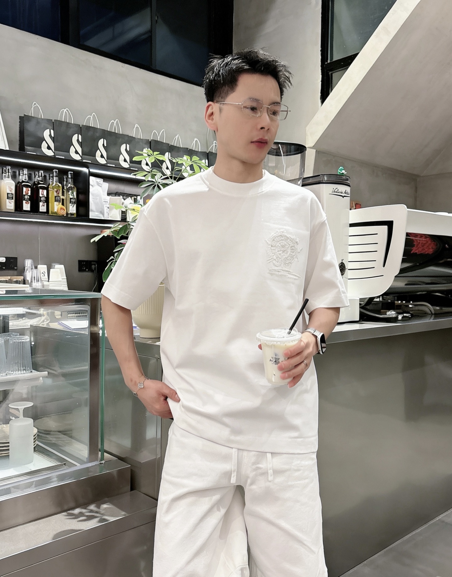 2026春夏新款首发最新款短袖圆领T恤品牌logo重工艺印花设计，280克精品棉面料，穿着舒适.级别精致