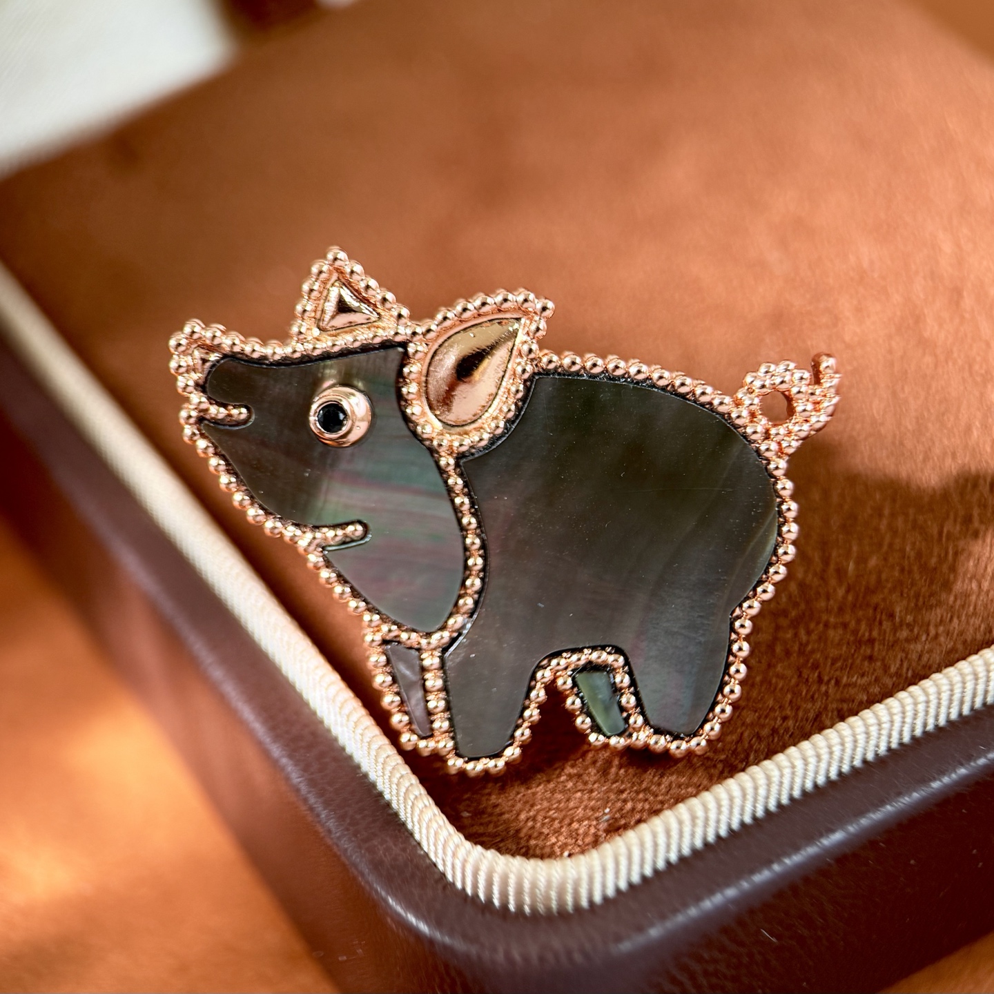 Van Cleef Arpels Lucky Animals Pig brooch Rose gold iridescent gray mother-of-pearl black spinel 20mm