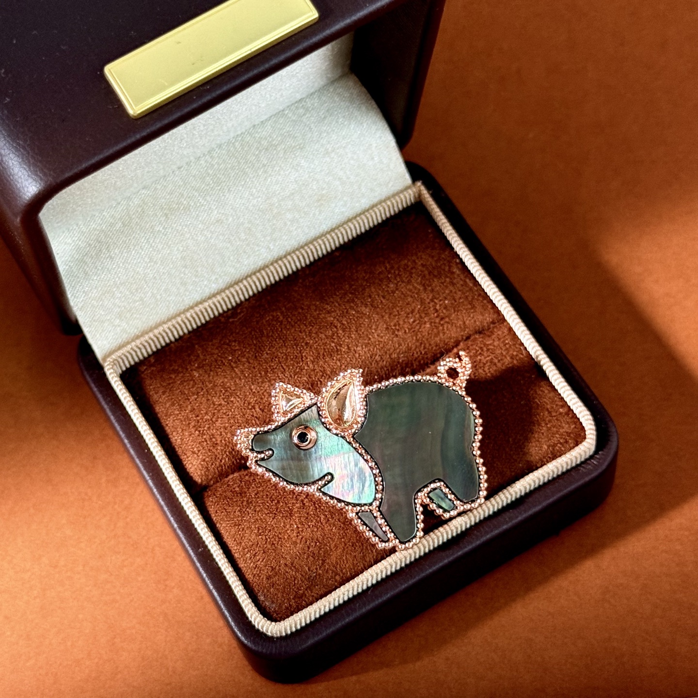 Van Cleef Arpels Lucky Animals Pig brooch Rose gold iridescent gray mother-of-pearl black spinel 20mm