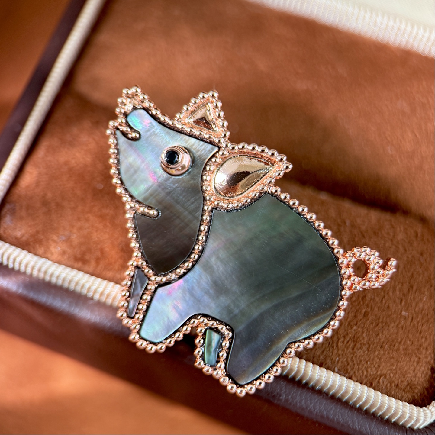 Van Cleef Arpels Lucky Animals Pig brooch Rose gold iridescent gray mother-of-pearl black spinel 20mm