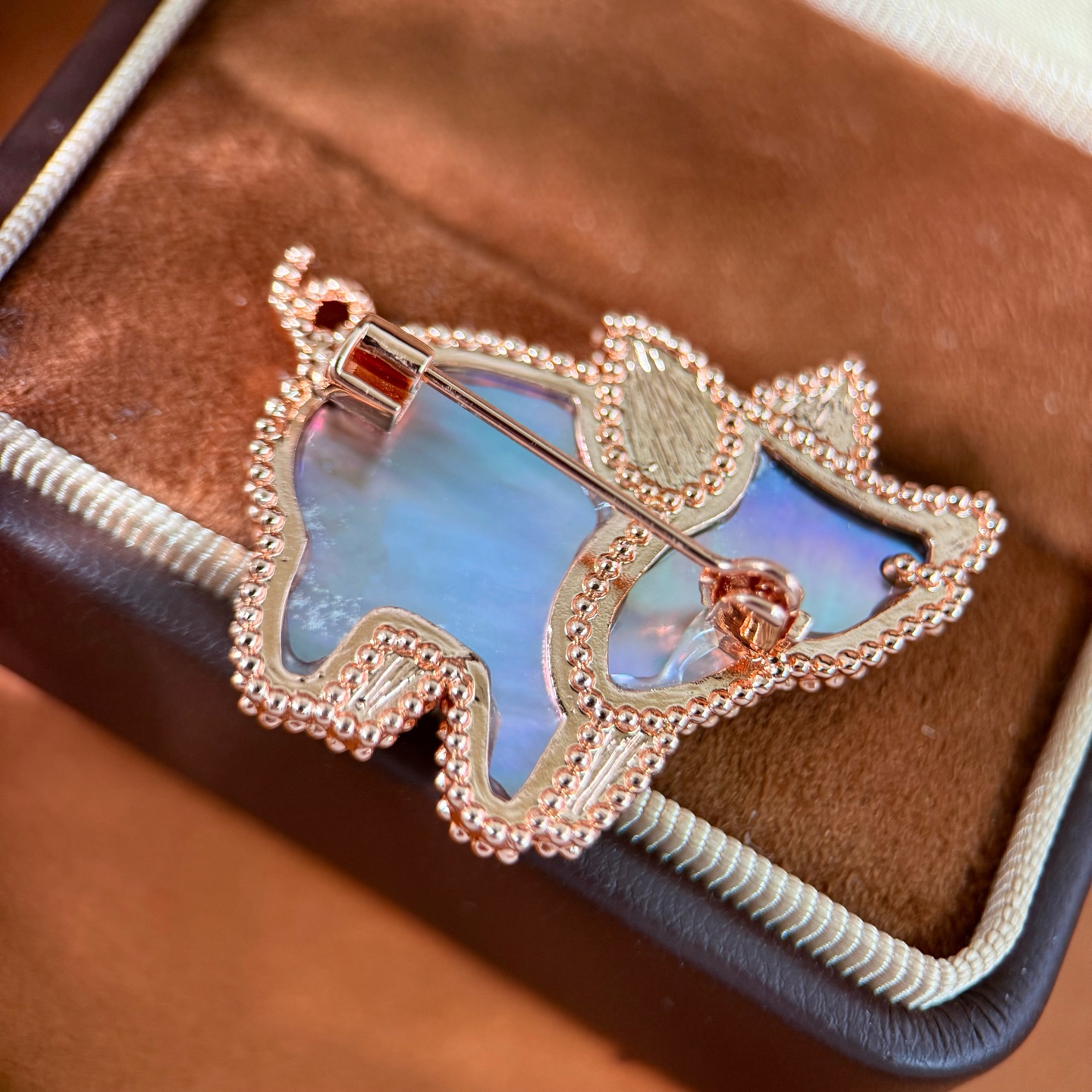 Van Cleef Arpels Lucky Animals Pig brooch Rose gold iridescent gray mother-of-pearl black spinel 20mm
