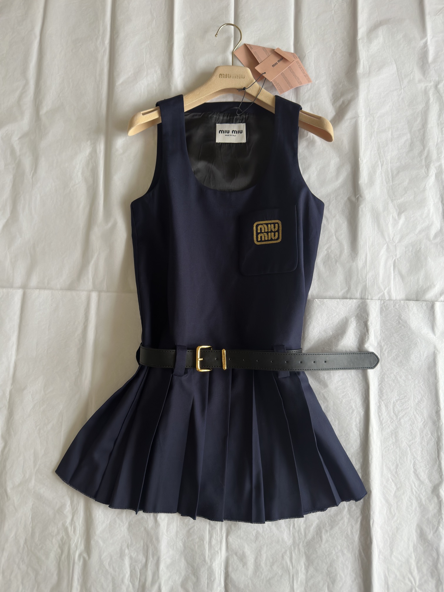 Miumi* 24早春新款 深蓝色字母logo背心连衣裙出货，⚠️配套腰带一起出，定制，内搭T恤长袖都可以，单穿也是绝，大货首发，现货发售S/M/L