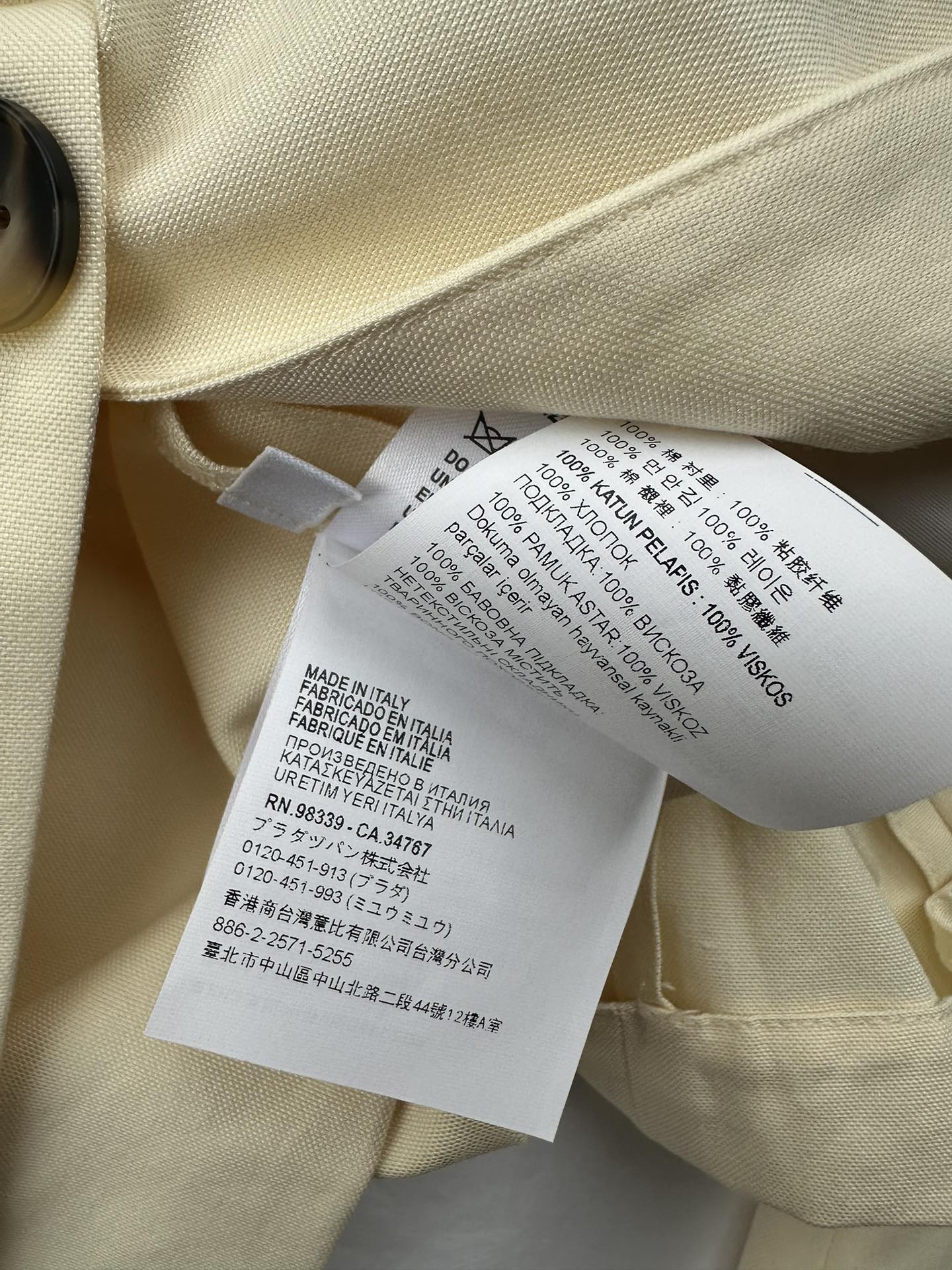 Miumi*24春夏新款单排扣白色字母西装外套出货️时尚必备单品打破传统西装刻板印象专柜同步发售高品质现