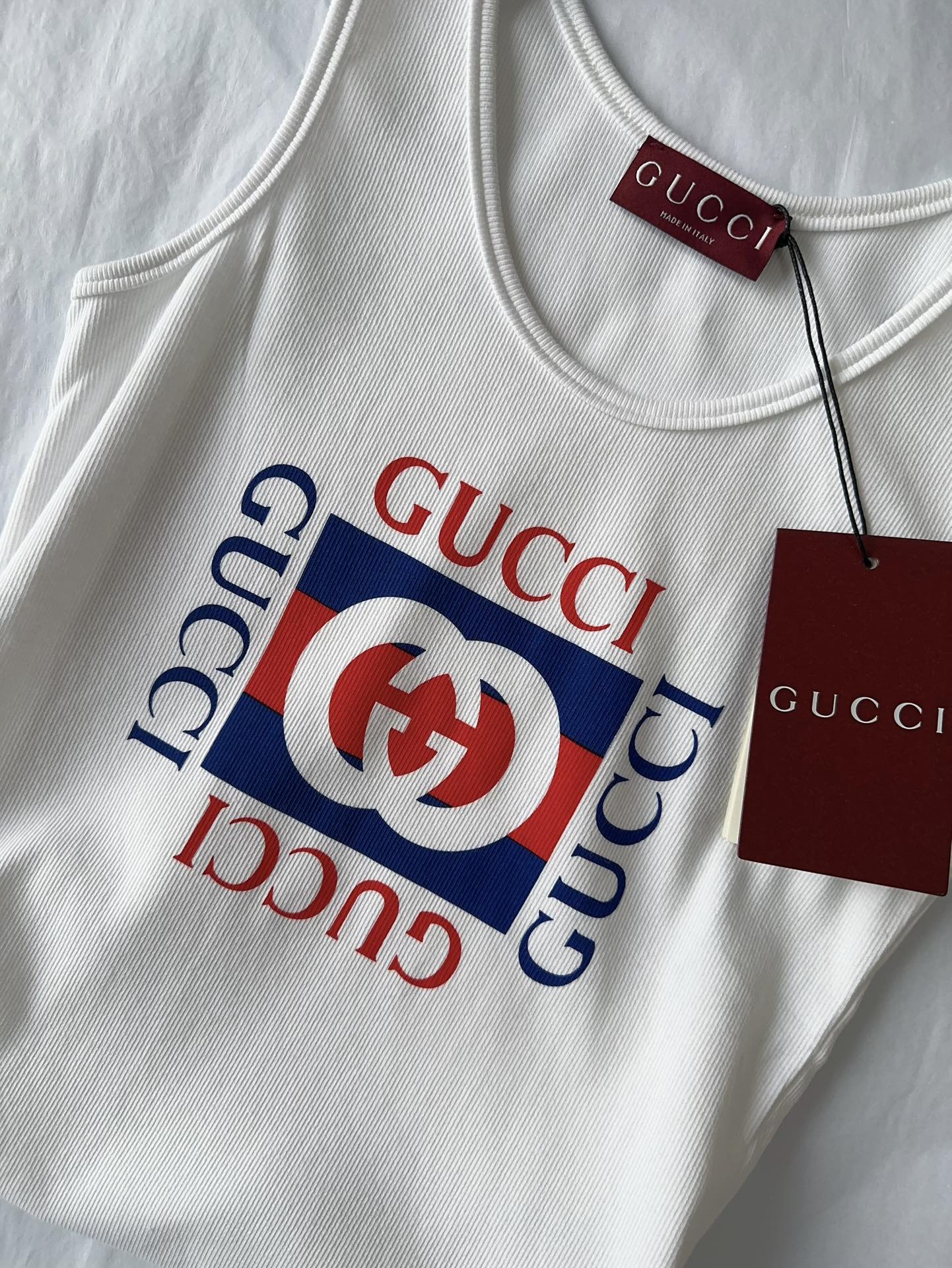 Gucc*24夏季新款印花字母针织背心出货胸前印花字母图案经典且高级感受夏日“趣味色彩搭配”真的想穿着它