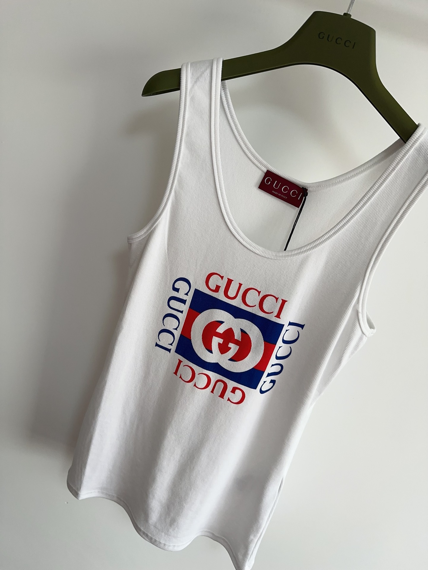 Gucc*24夏季新款印花字母针织背心出货胸前印花字母图案经典且高级感受夏日“趣味色彩搭配”真的想穿着它